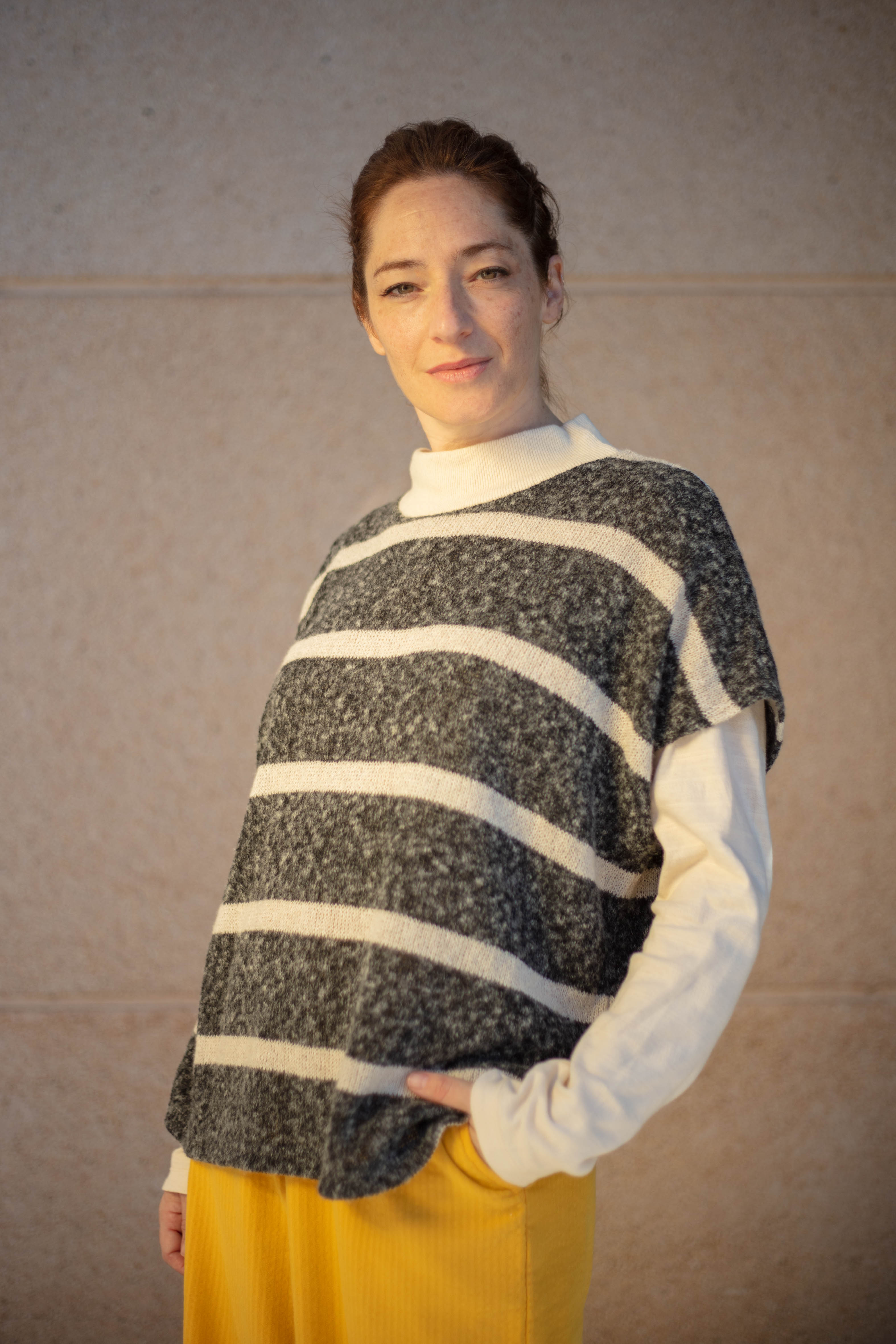 Mouwloze sweater met col van zacht gekamd gebreide stof.