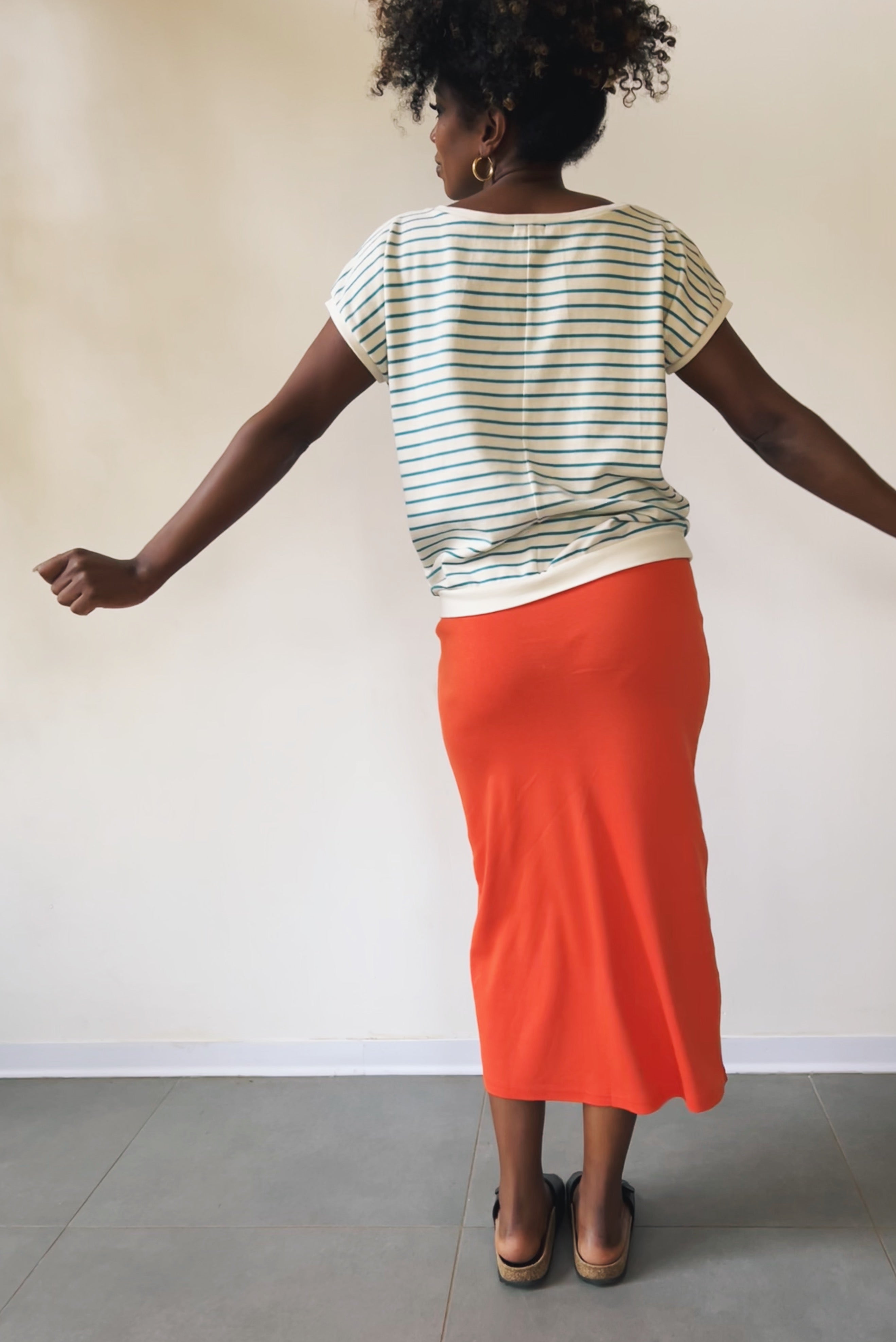 Straight fit midi skirt with an elastic waistband in soft rib.