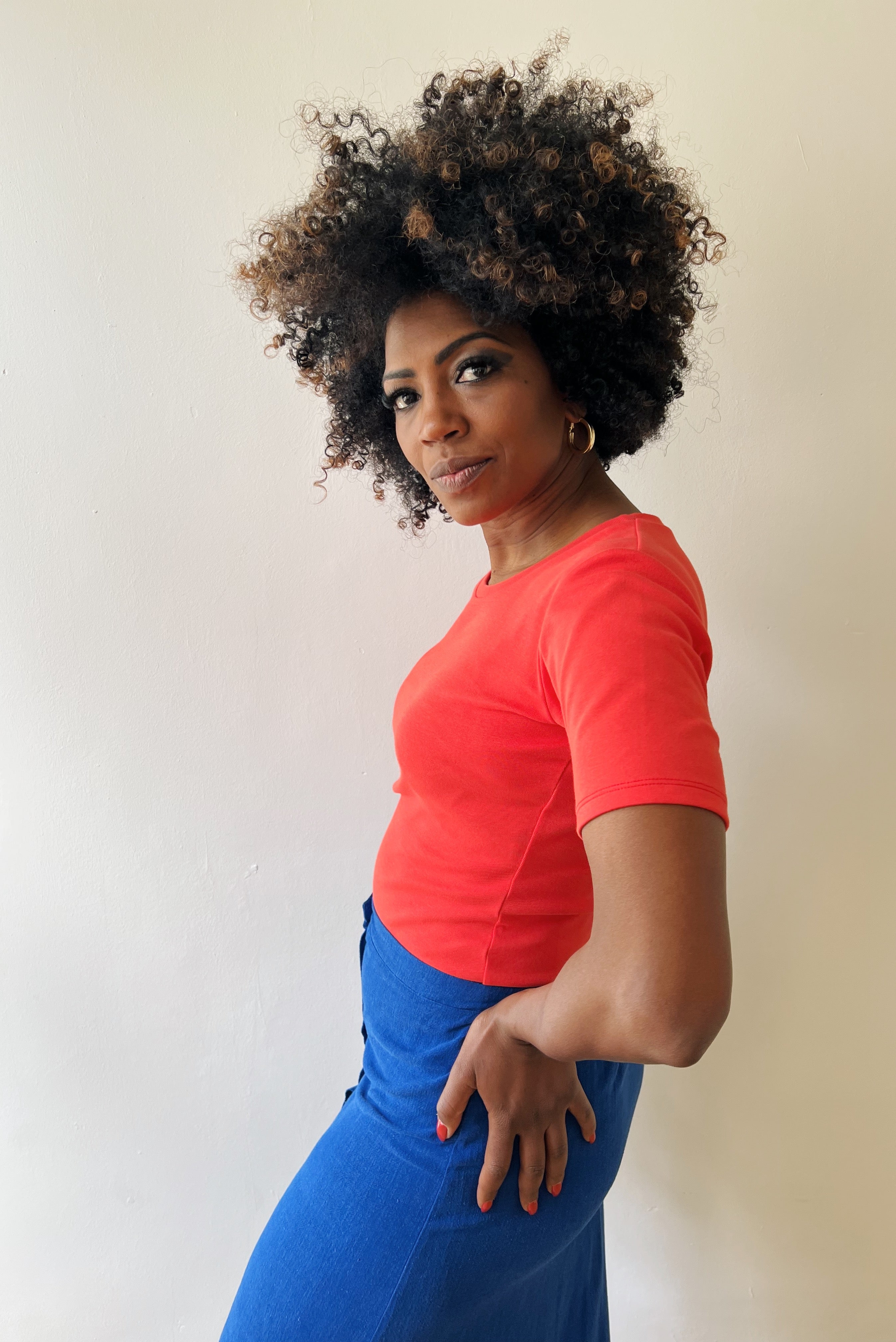 Fitted midsleeve t-shirt with a round neckline in ribbed fabric.