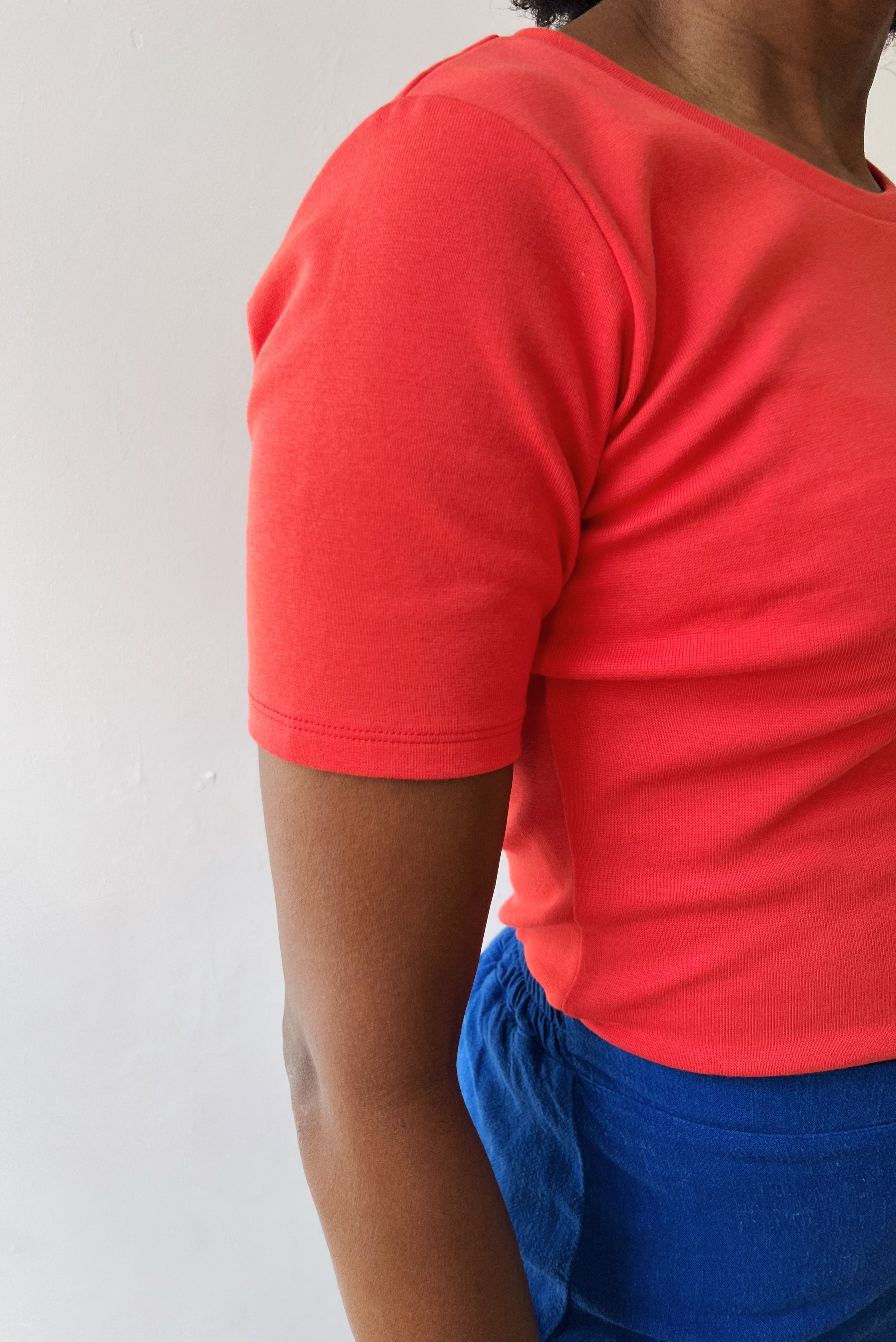 Fitted midsleeve t-shirt with a round neckline in ribbed fabric.