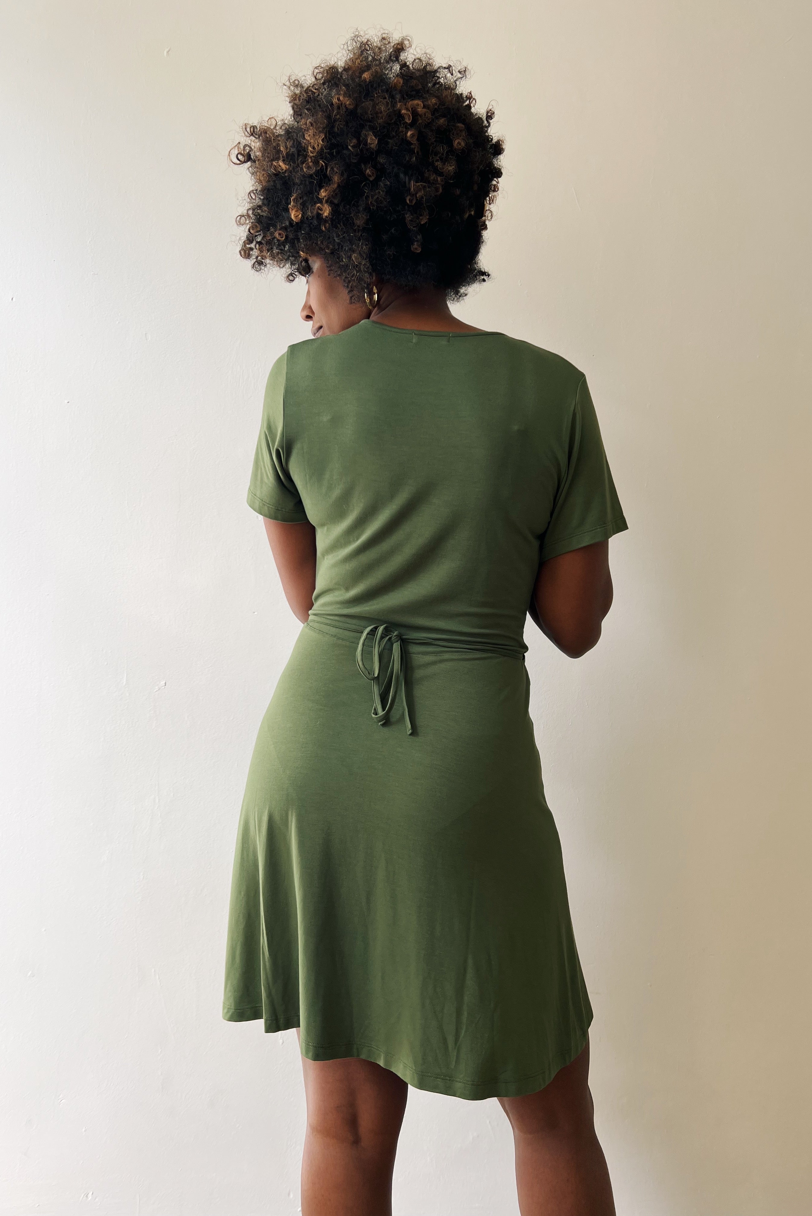 Wrapp dress with midsleeves in silky viscose with a drawstring to the side.