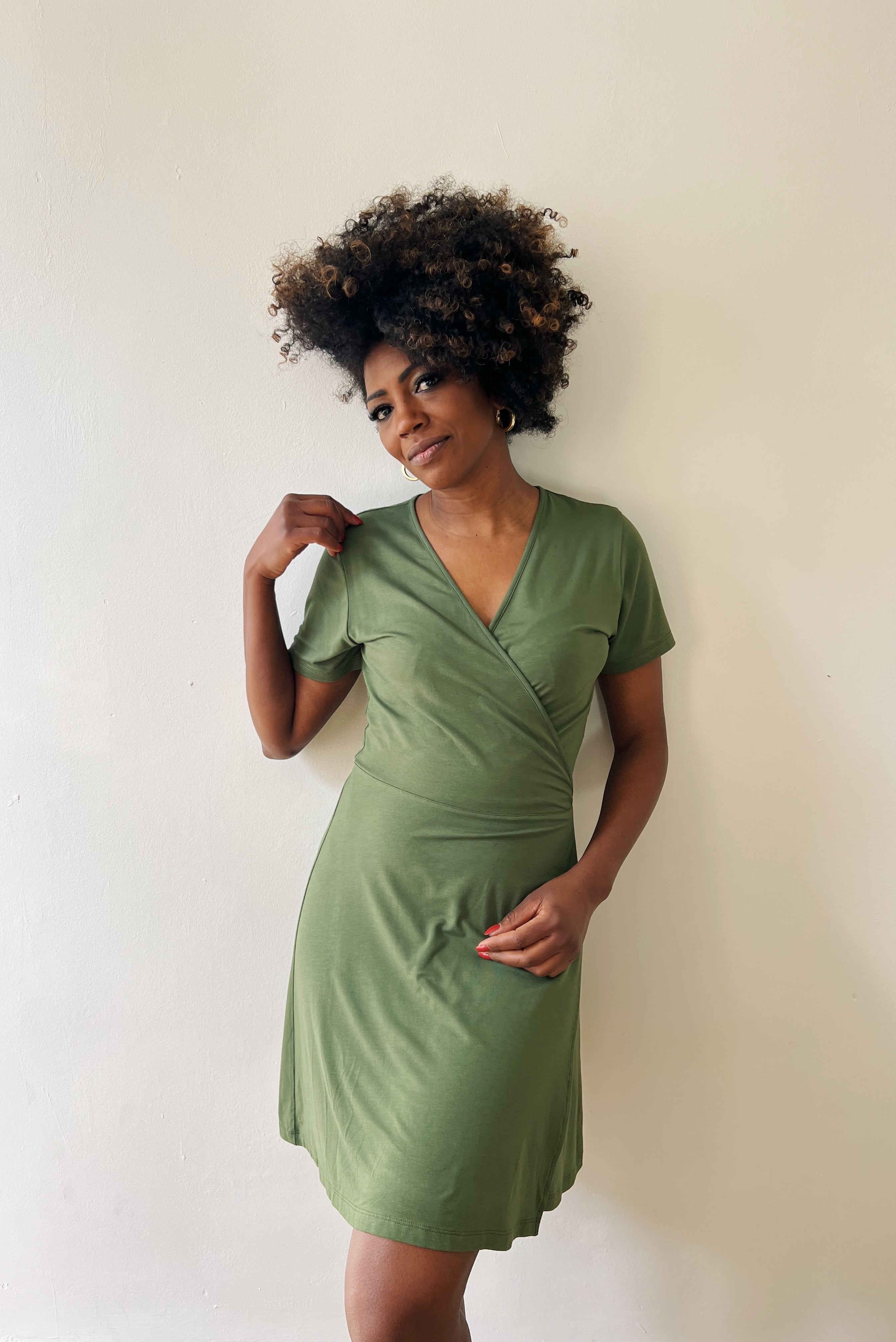 Wrapp dress with midsleeves in silky viscose with a drawstring to the side.