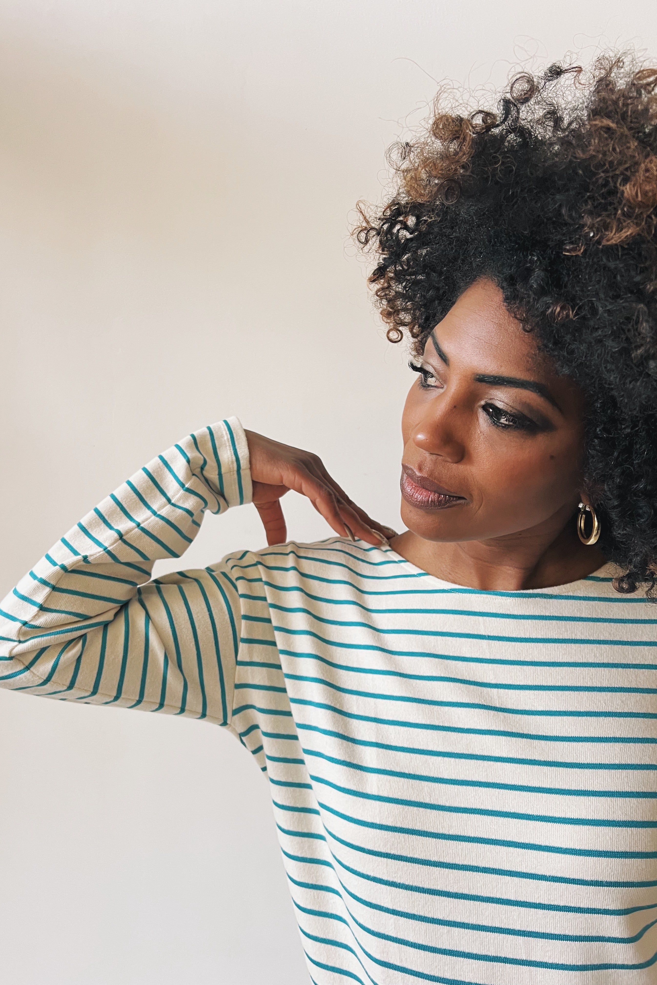 Sweatshirt in striped knitted jersey. It has long sleeves, with a lowered shoulder seam and a round neck line. This sweatshirt has a straight loose fit.