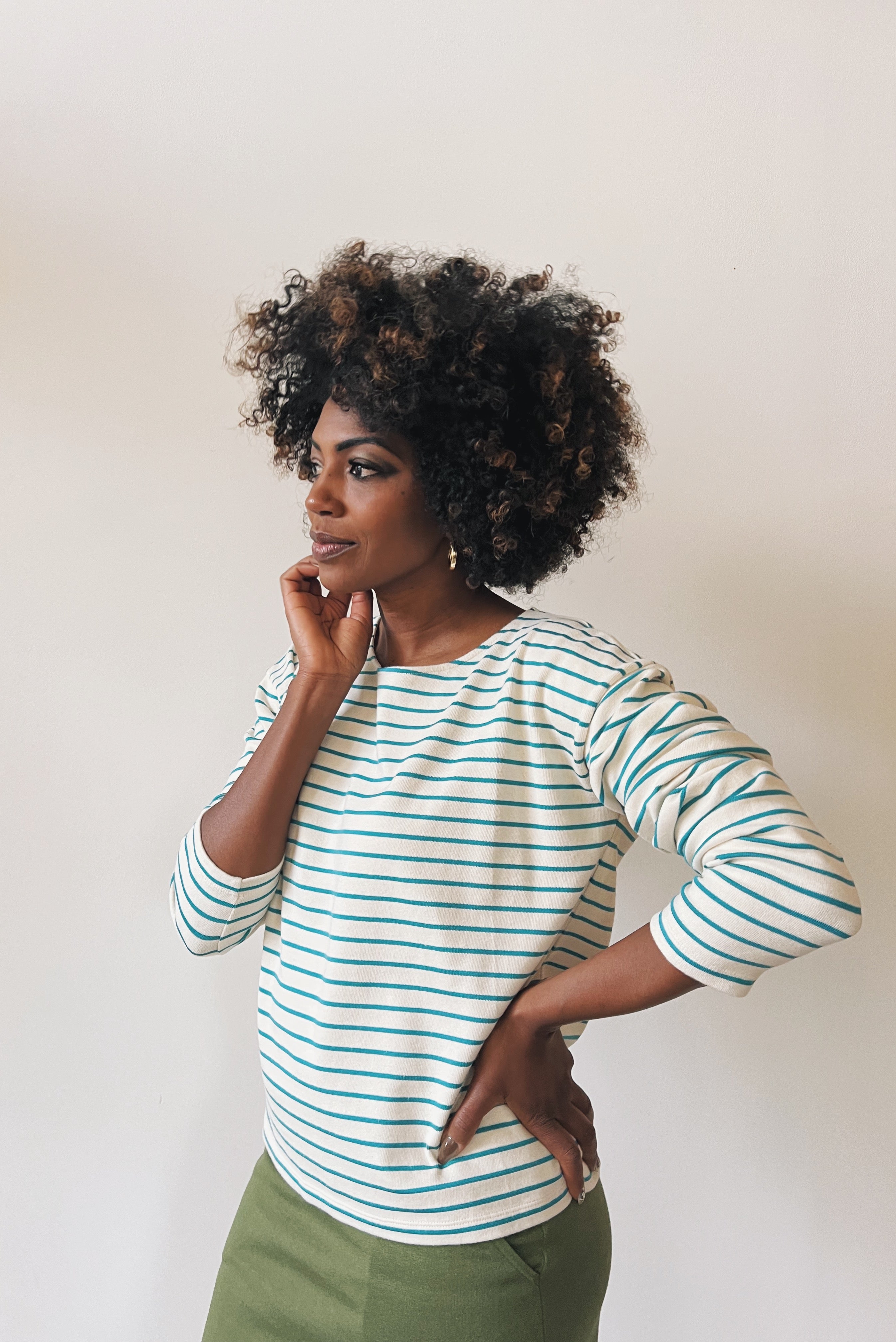 Sweatshirt in striped knitted jersey. It has long sleeves, with a lowered shoulder seam and a round neck line. This sweatshirt has a straight loose fit.