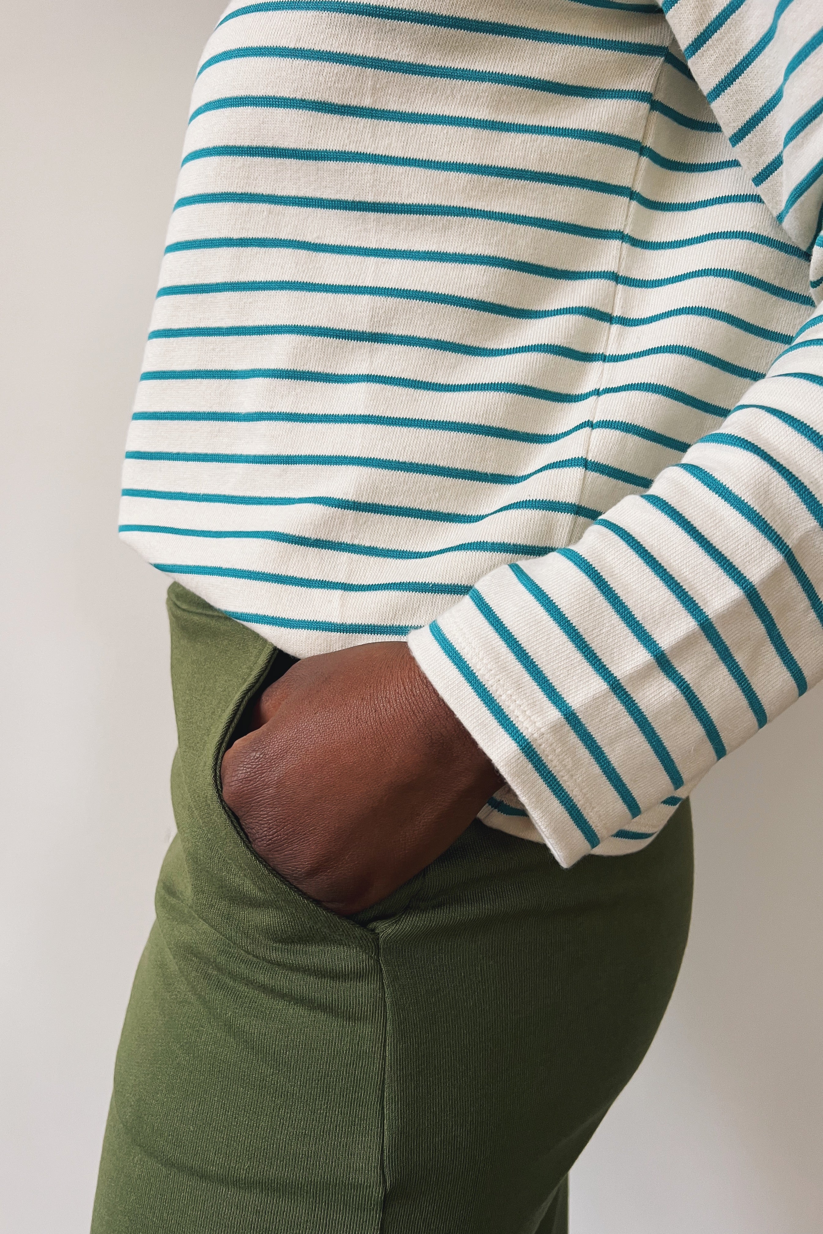 Sweatshirt in striped knitted jersey. It has long sleeves, with a lowered shoulder seam and a round neck line. This sweatshirt has a straight loose fit.
