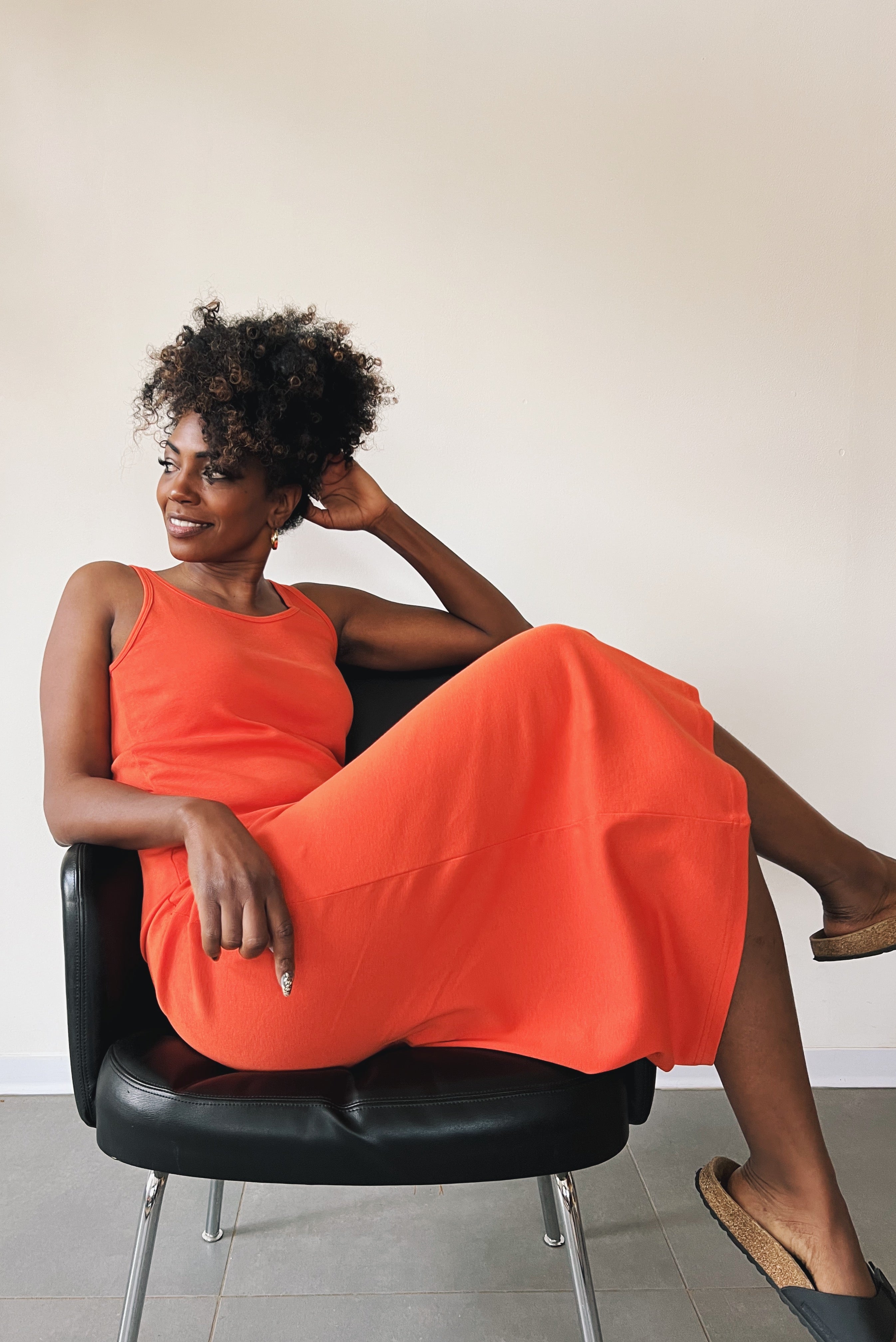 Straight fit midi skirt with an elastic waistband in soft rib.