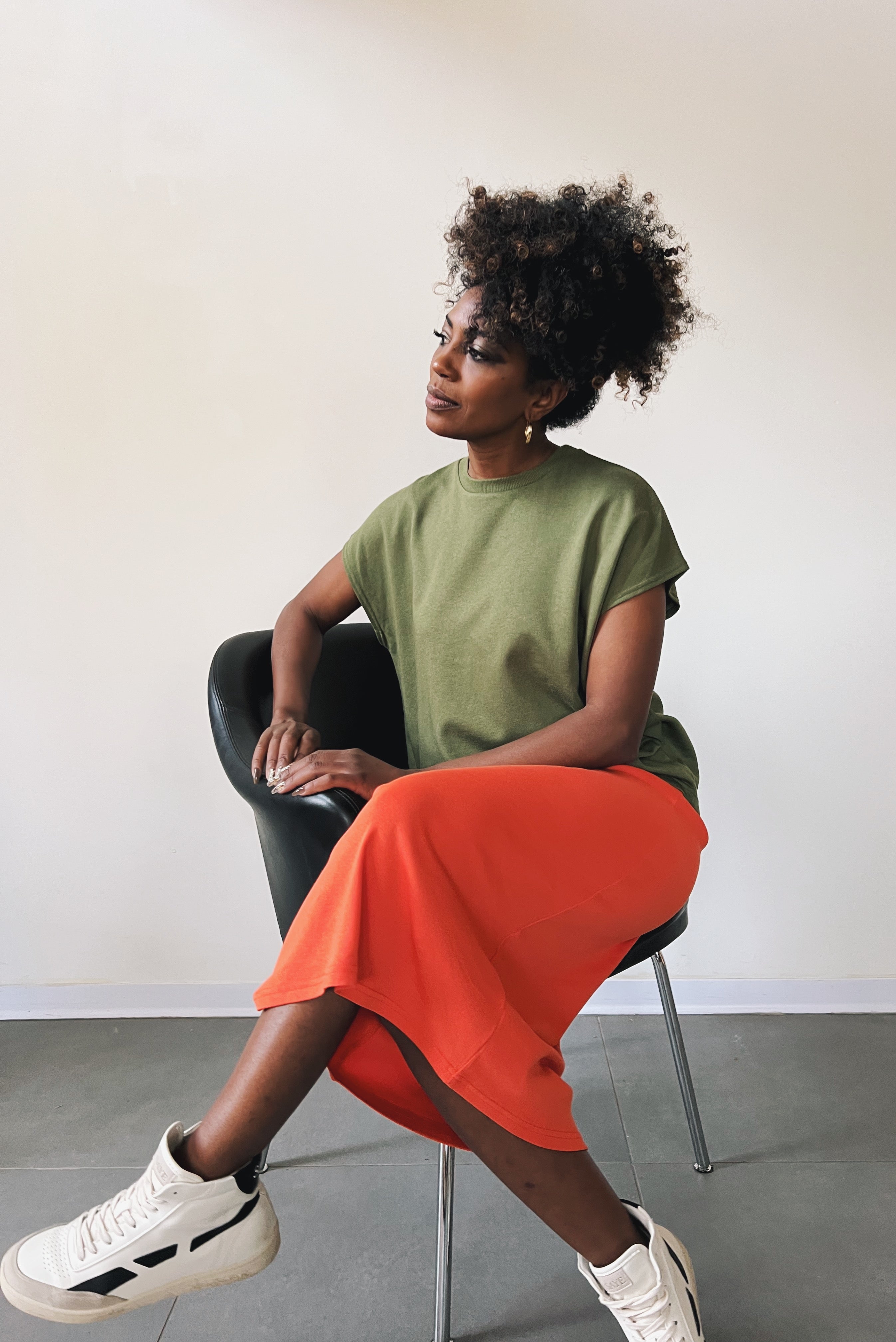 Straight fit midi skirt with an elastic waistband in soft rib.