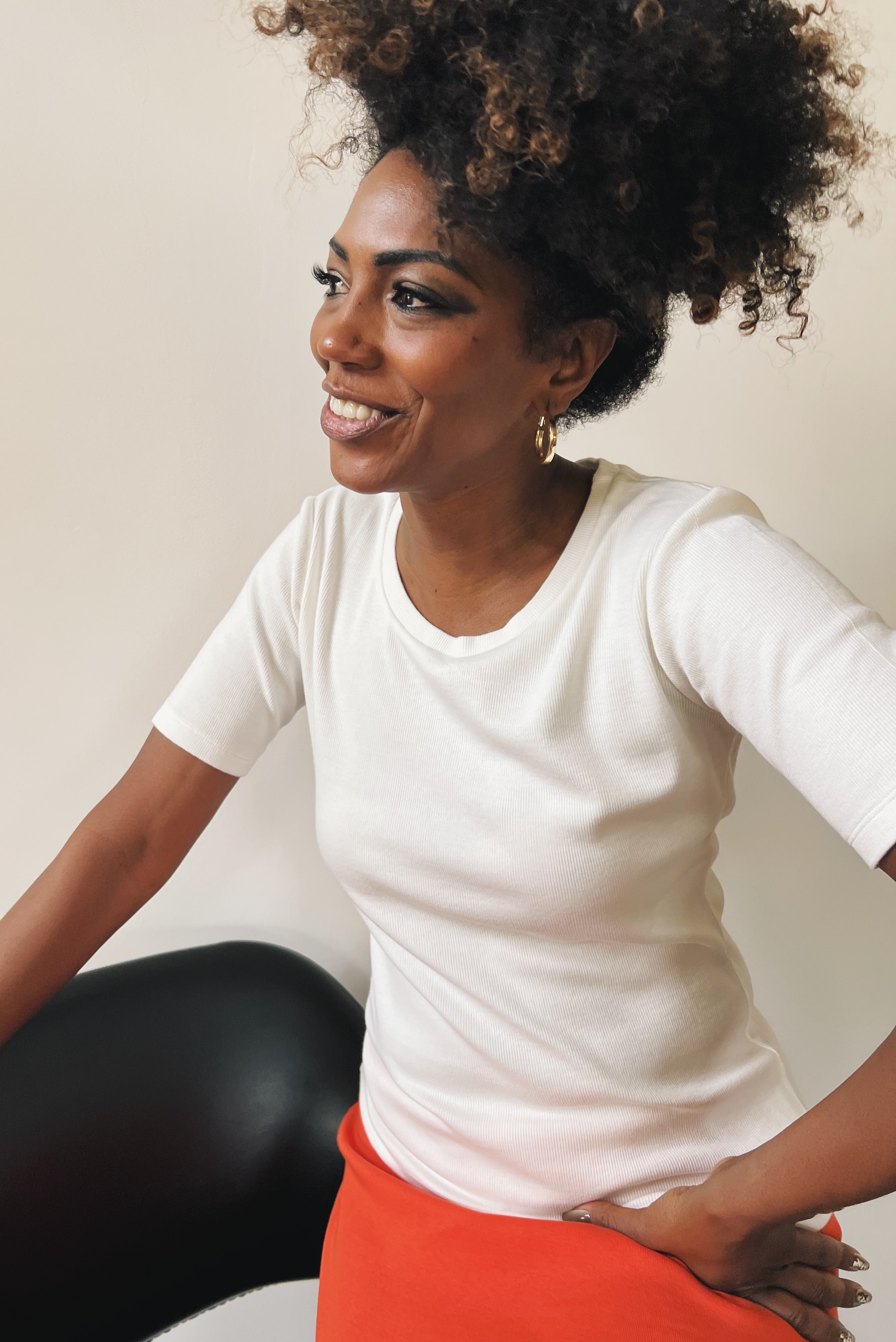 Fitted midsleeve t-shirt with a round neckline in ribbed jersey.