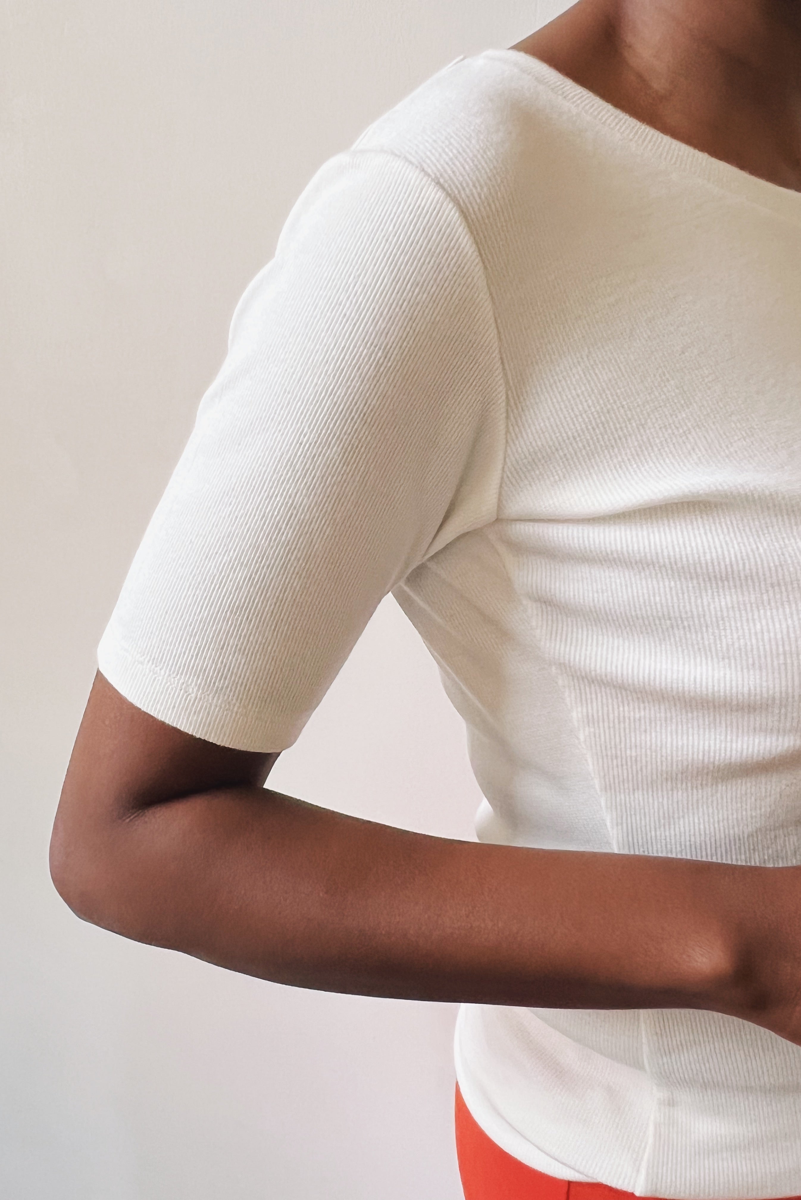 Fitted midsleeve t-shirt with a round neckline in ribbed jersey.