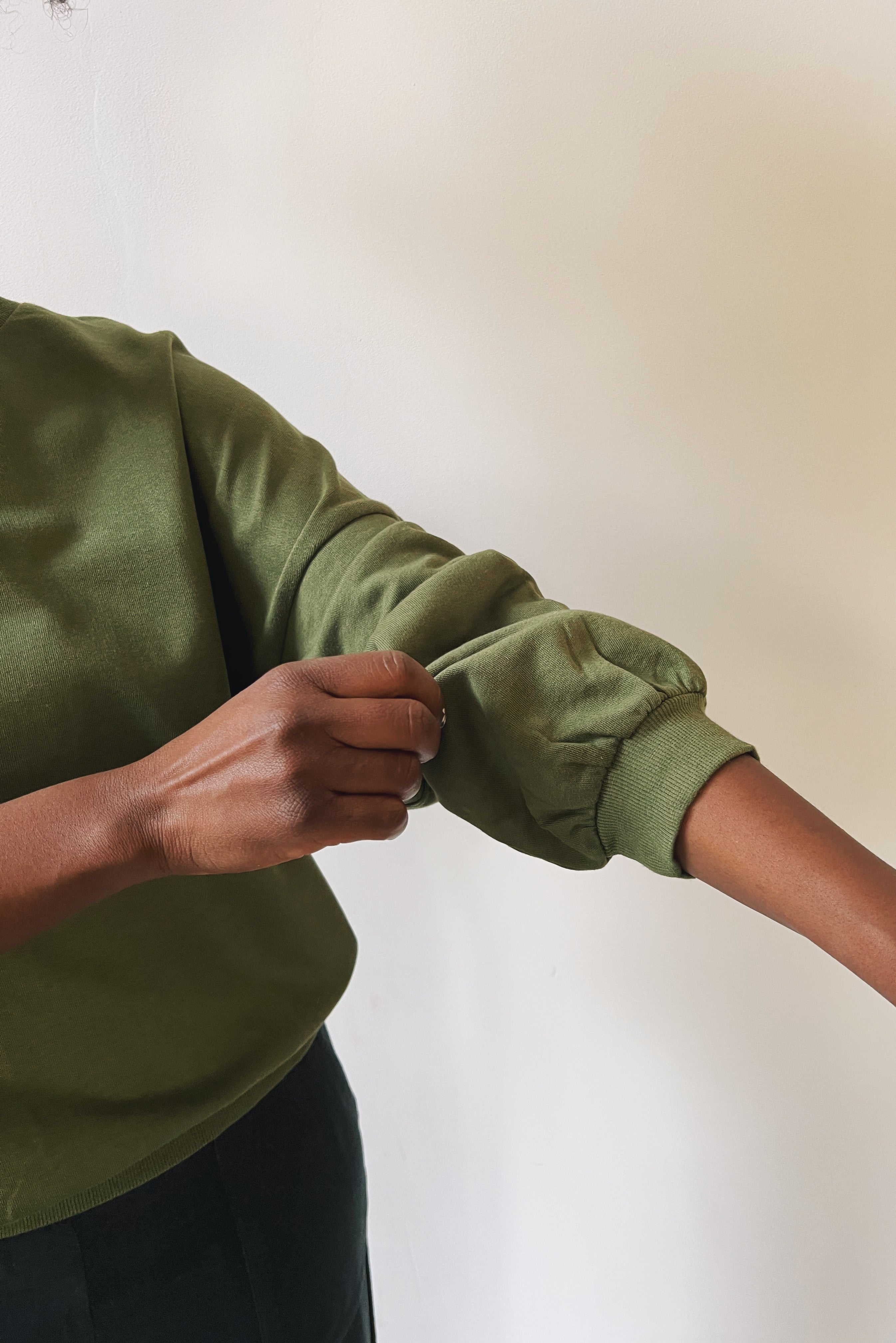 Round neck sweater with dropped shoulder seam, puffed sleeves and an oversized fit.