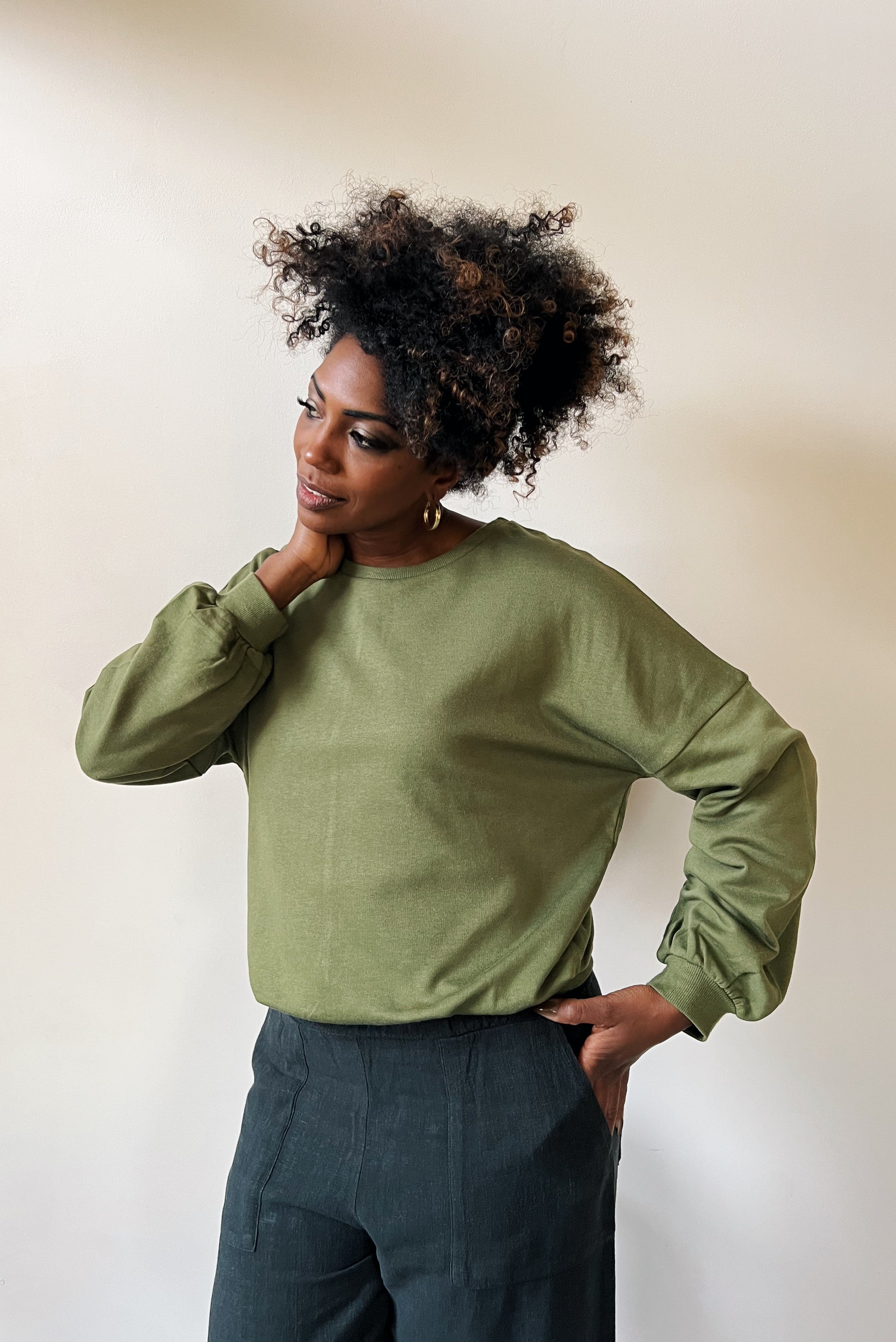 Round neck sweater with dropped shoulder seam, puffed sleeves and an oversized fit.