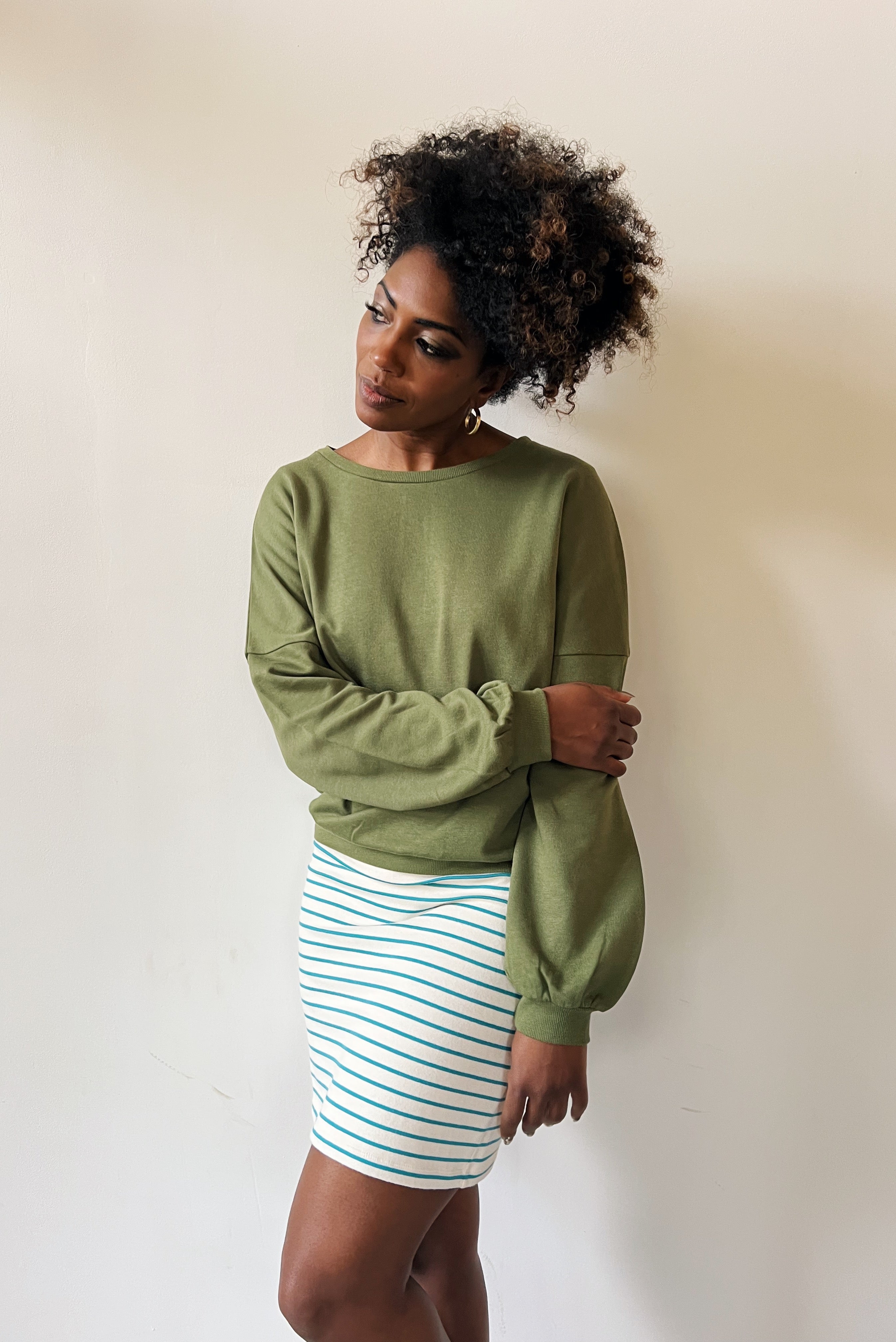 Round neck sweater with dropped shoulder seam, puffed sleeves and an oversized fit.