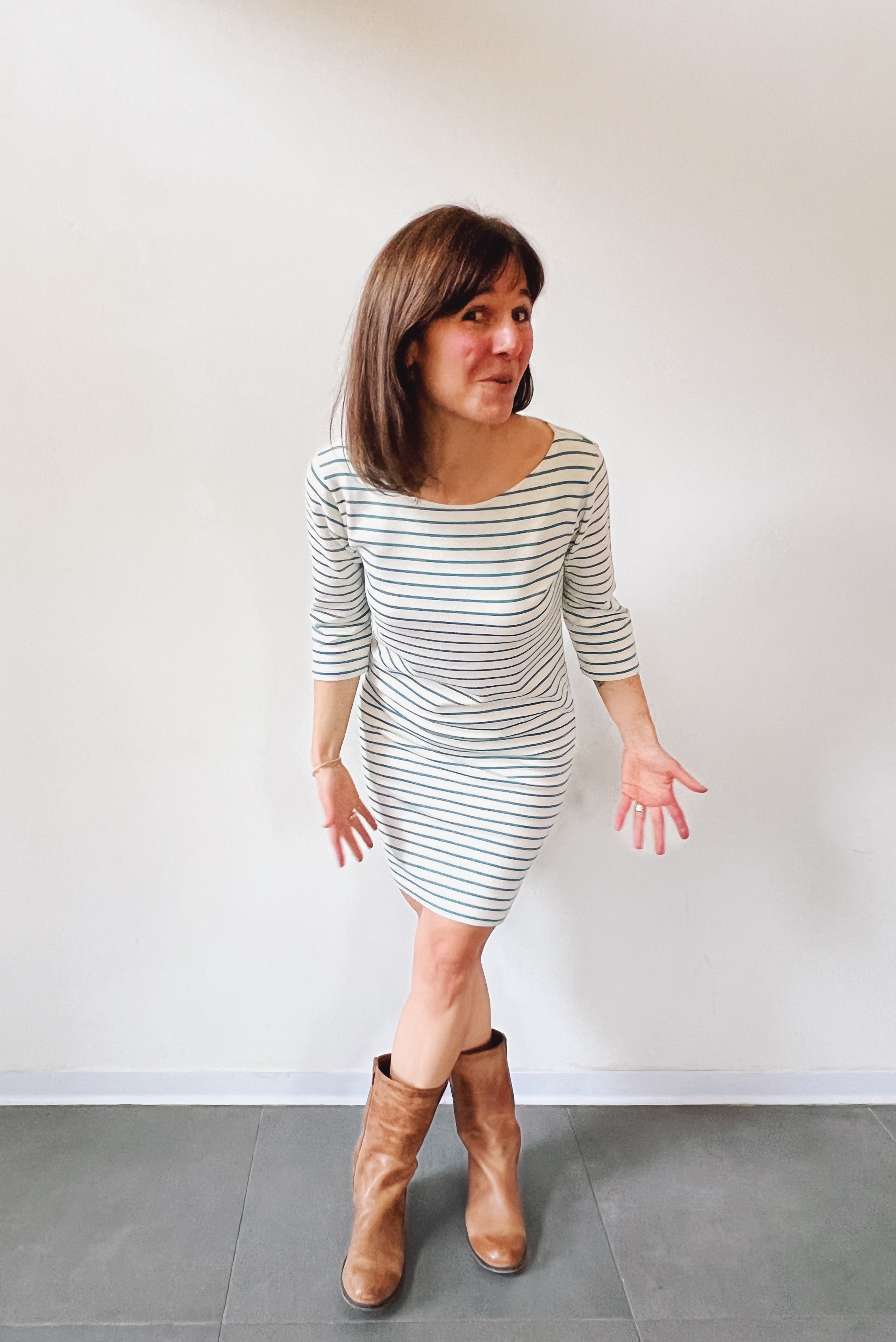 Fitted dress with boatneck and 3/4 sleeves in a soft jersey.