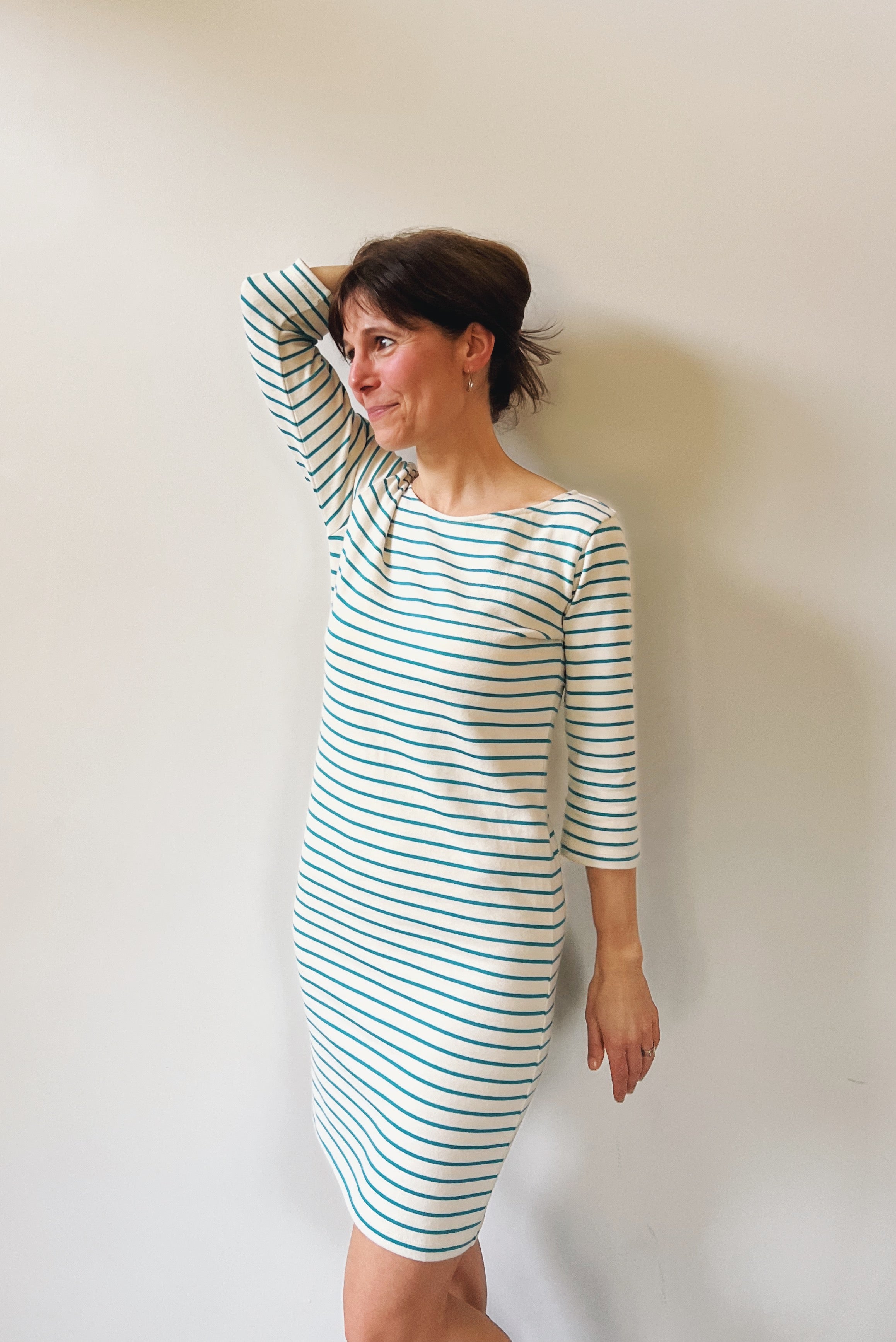 Fitted dress with boatneck and 3/4 sleeves in a soft jersey.