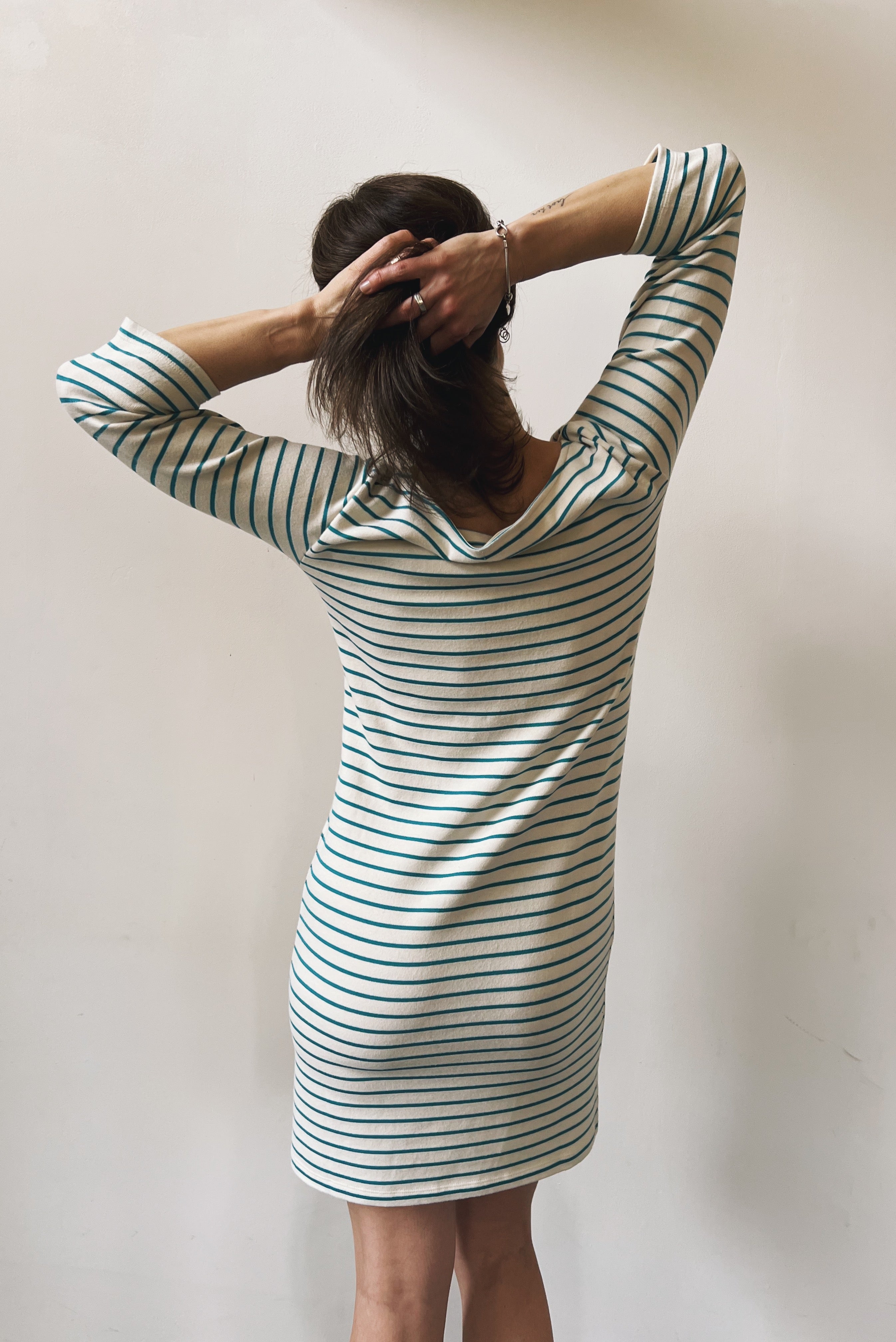 Fitted dress with boatneck and 3/4 sleeves in a soft jersey.