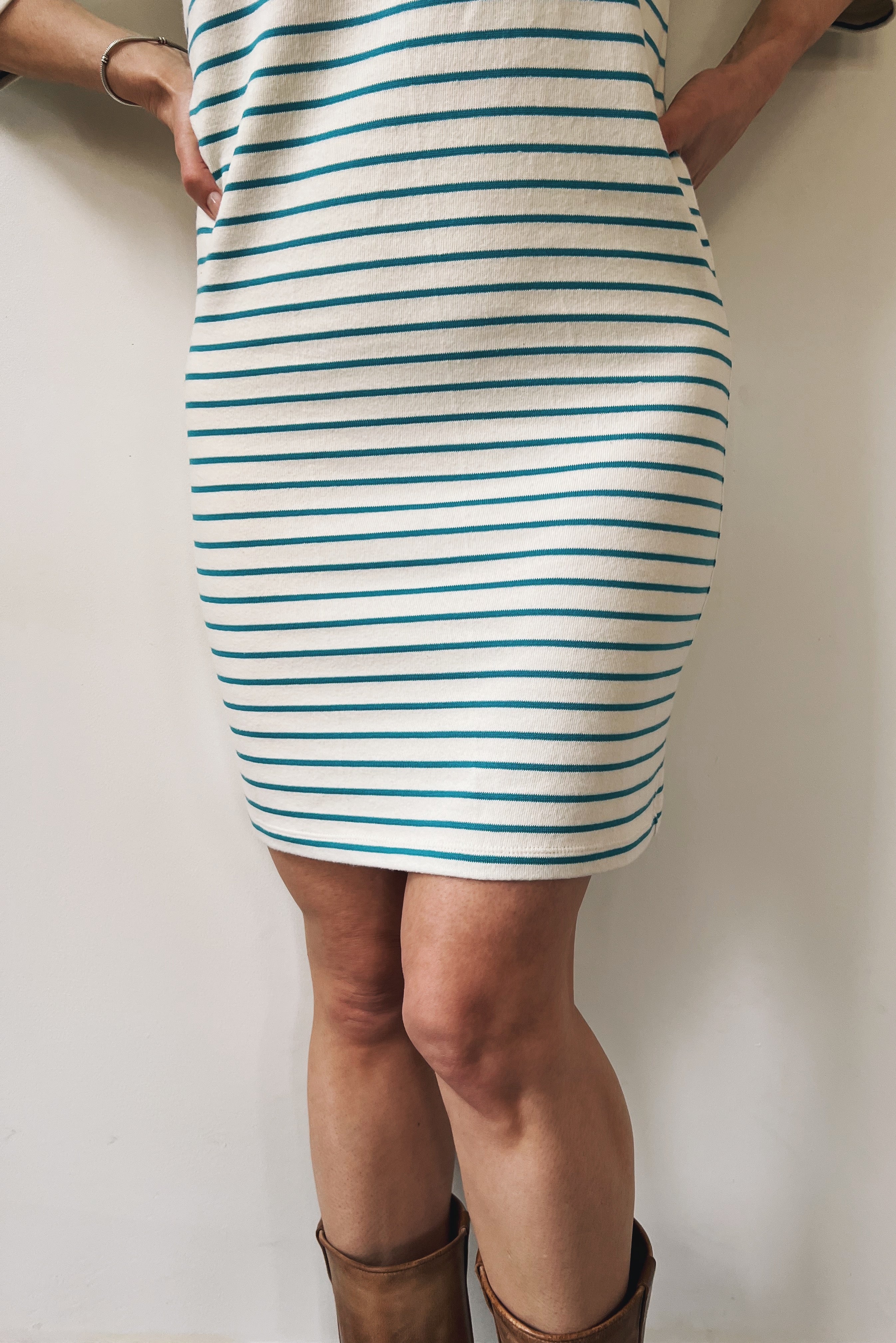Fitted dress with boatneck and 3/4 sleeves in a soft jersey.