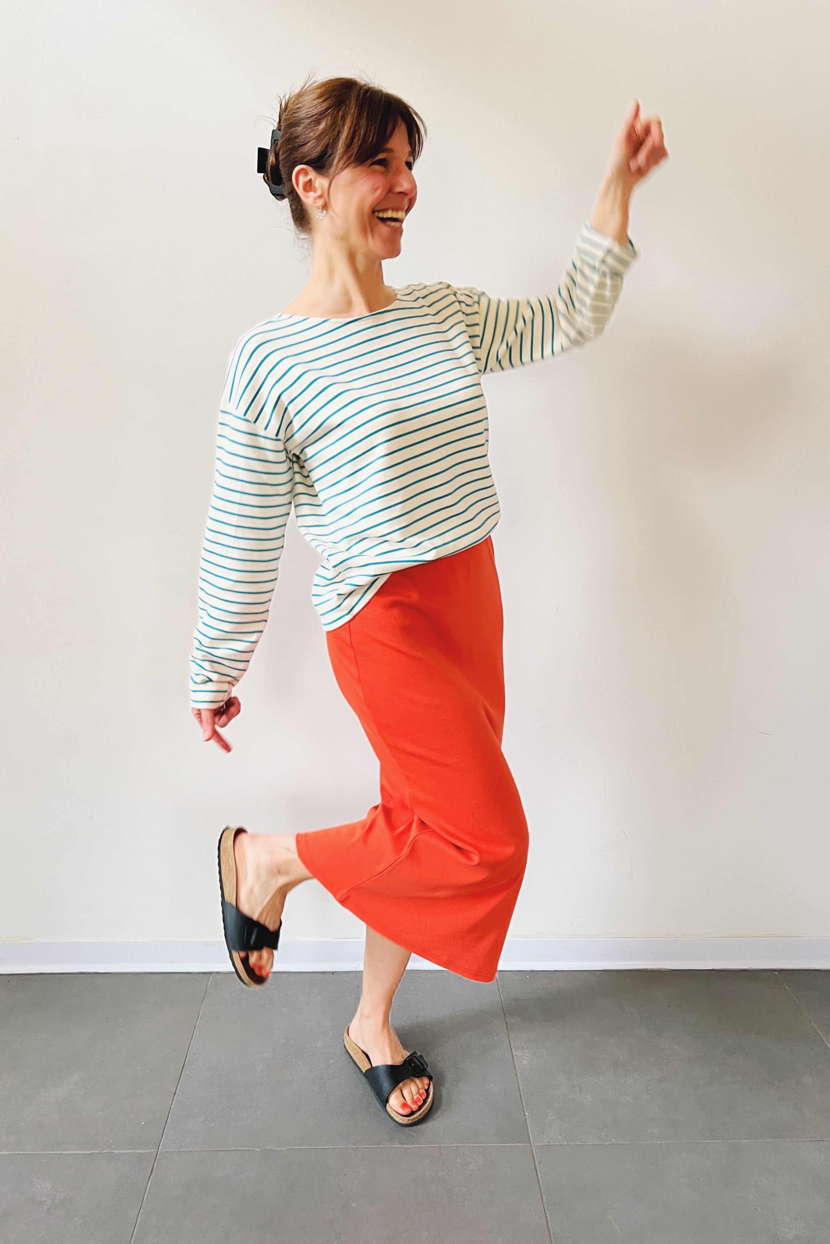 Straight fit midi skirt with an elastic waistband in soft rib.