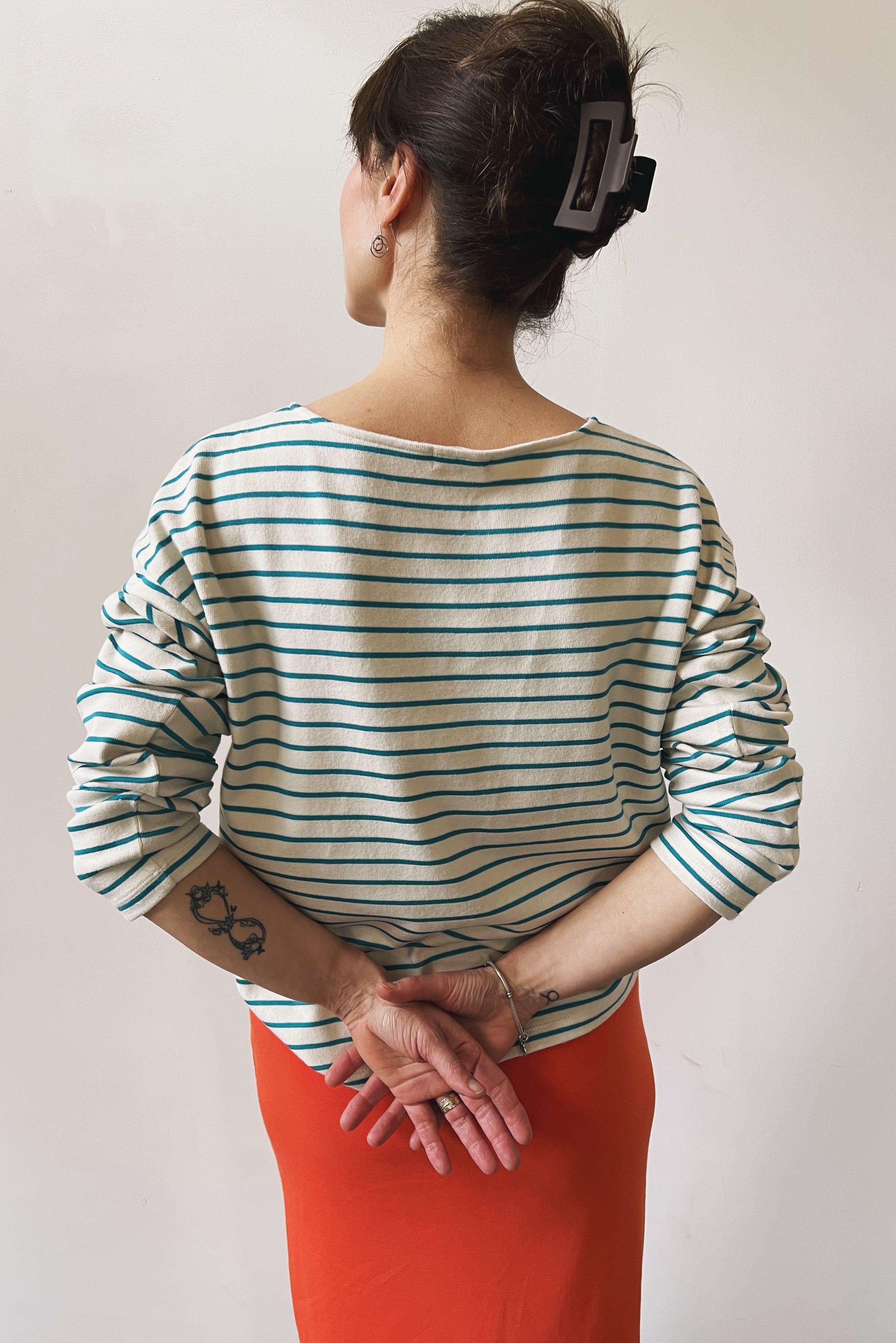 Sweatshirt in striped knitted jersey. It has long sleeves, with a lowered shoulder seam and a round neck line. This sweatshirt has a straight loose fit.
