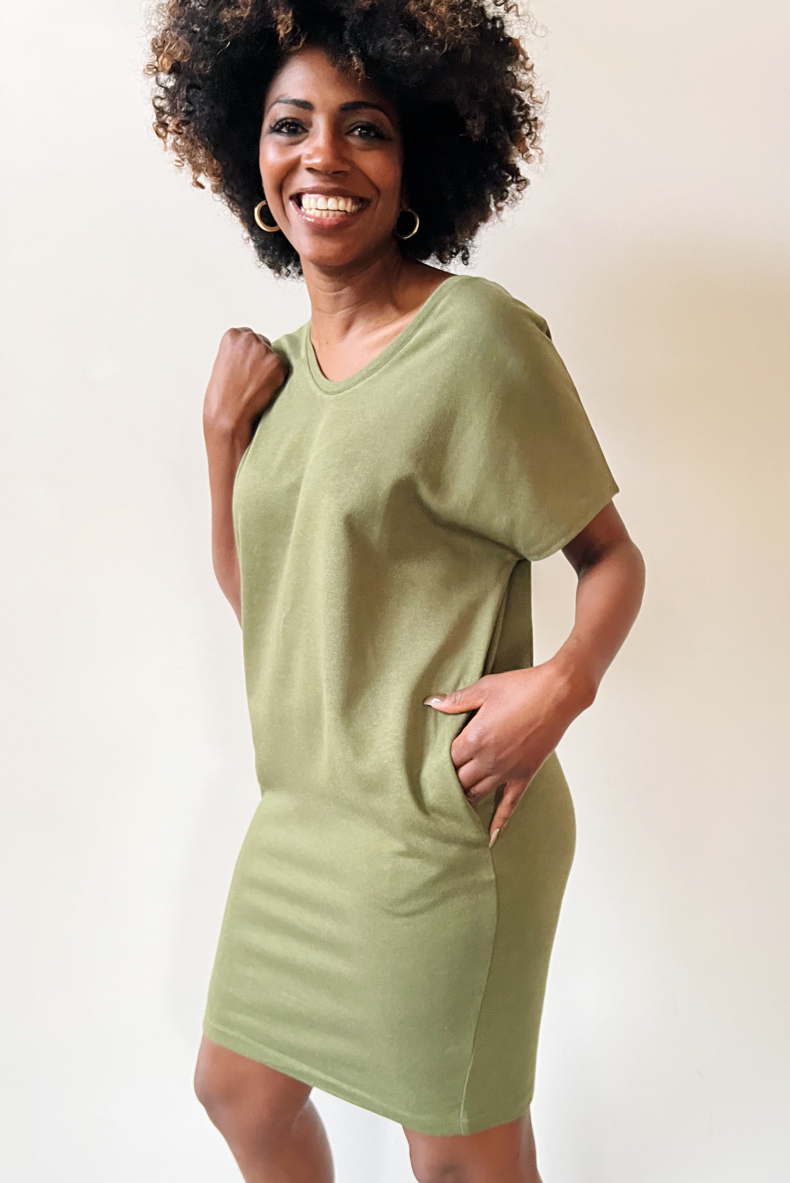 Loose fit dress with short sleeves, a round v-neck and two side pockets.