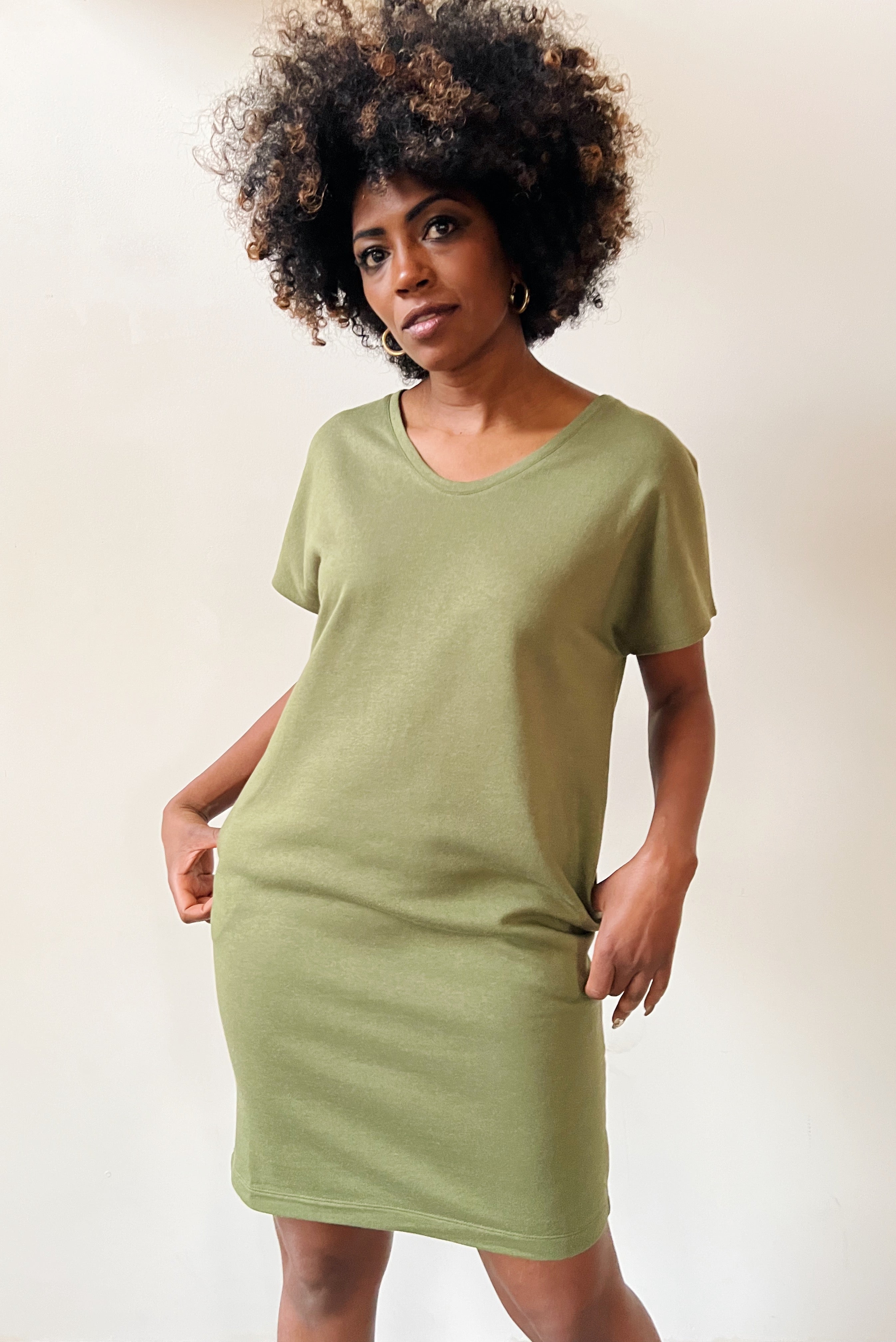 Loose fit dress with short sleeves, a round v-neck and two side pockets.