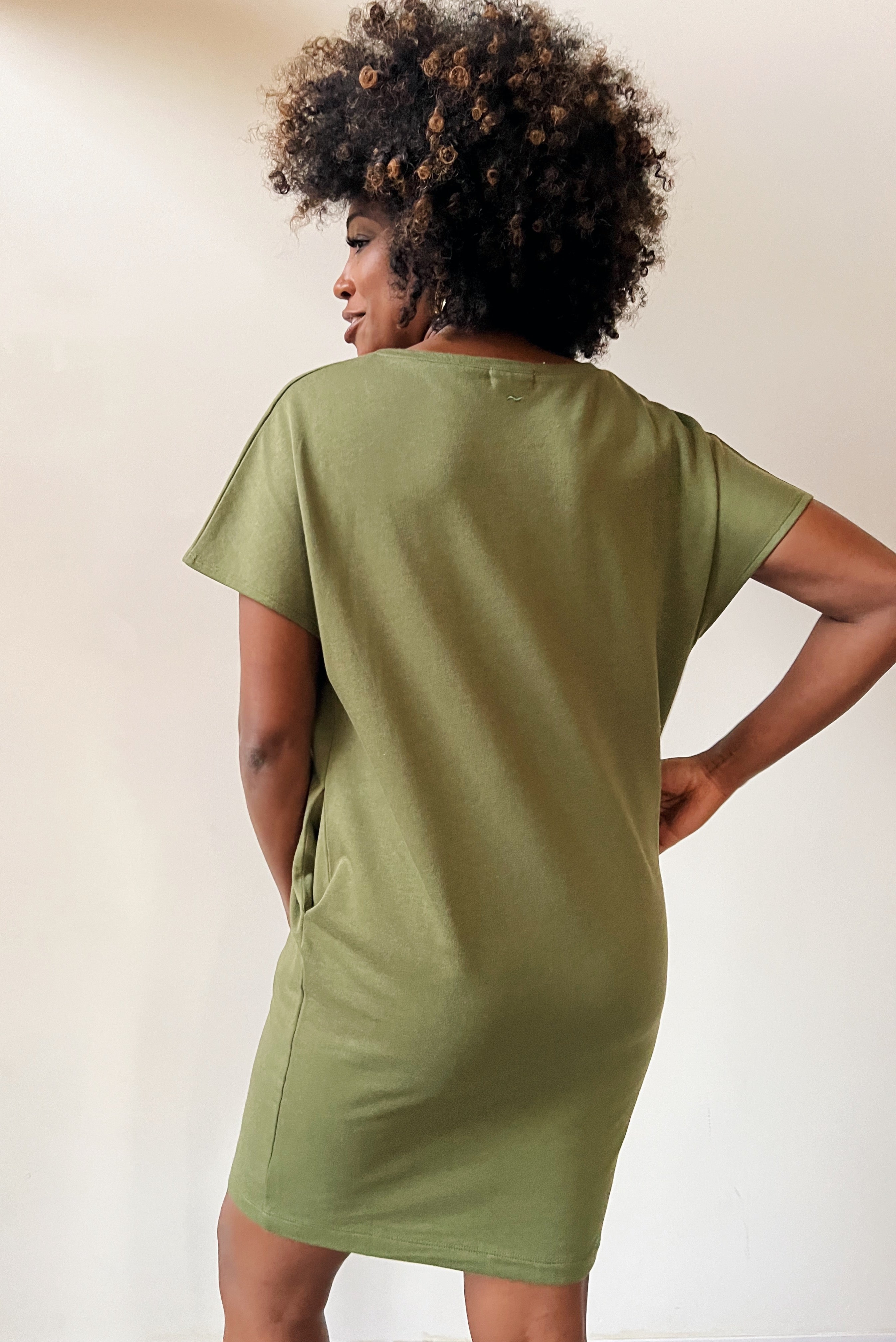 Loose fit dress with short sleeves, a round v-neck and two side pockets.