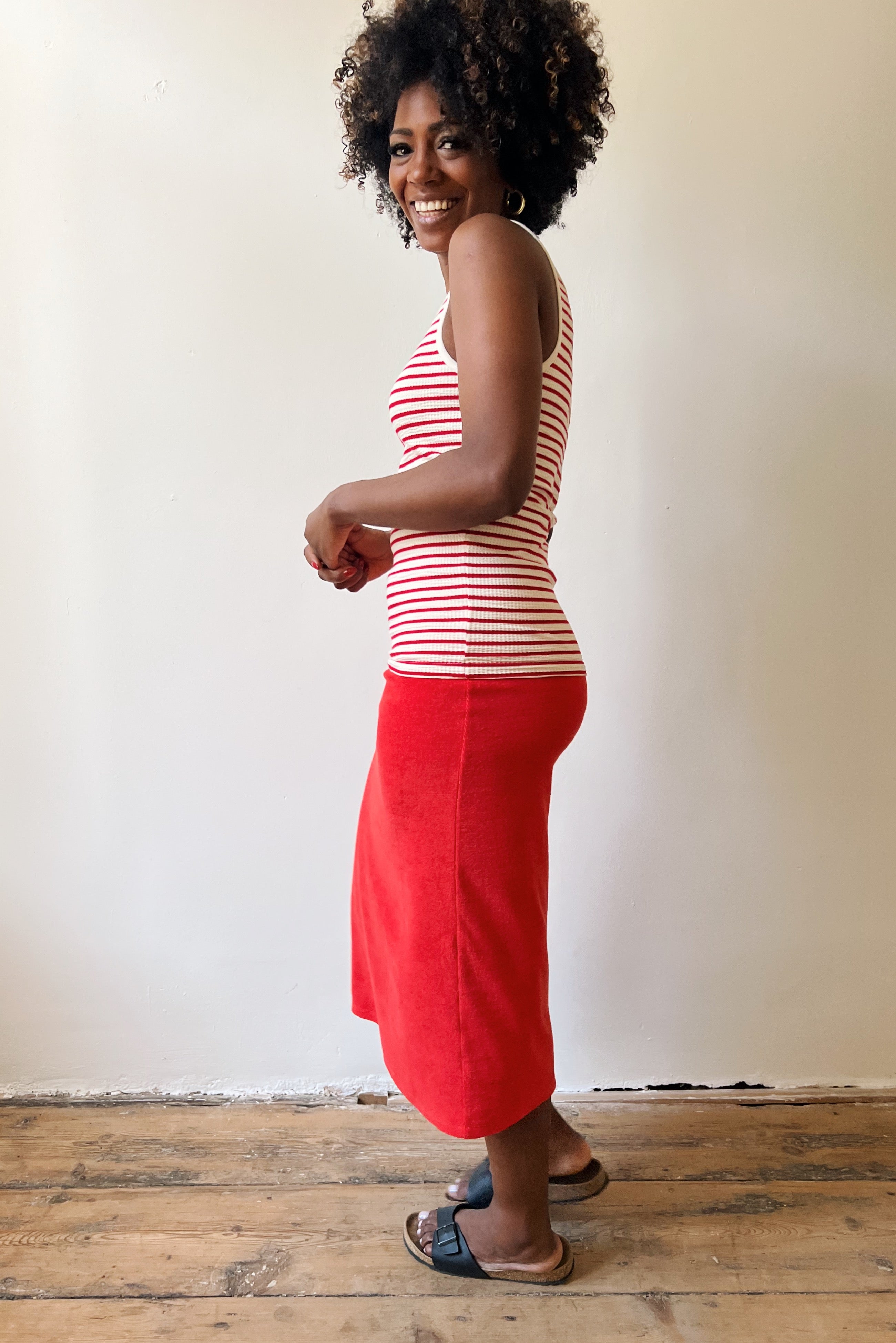Straight fit midi skirt with an elastic waistband in soft terry fabric.
