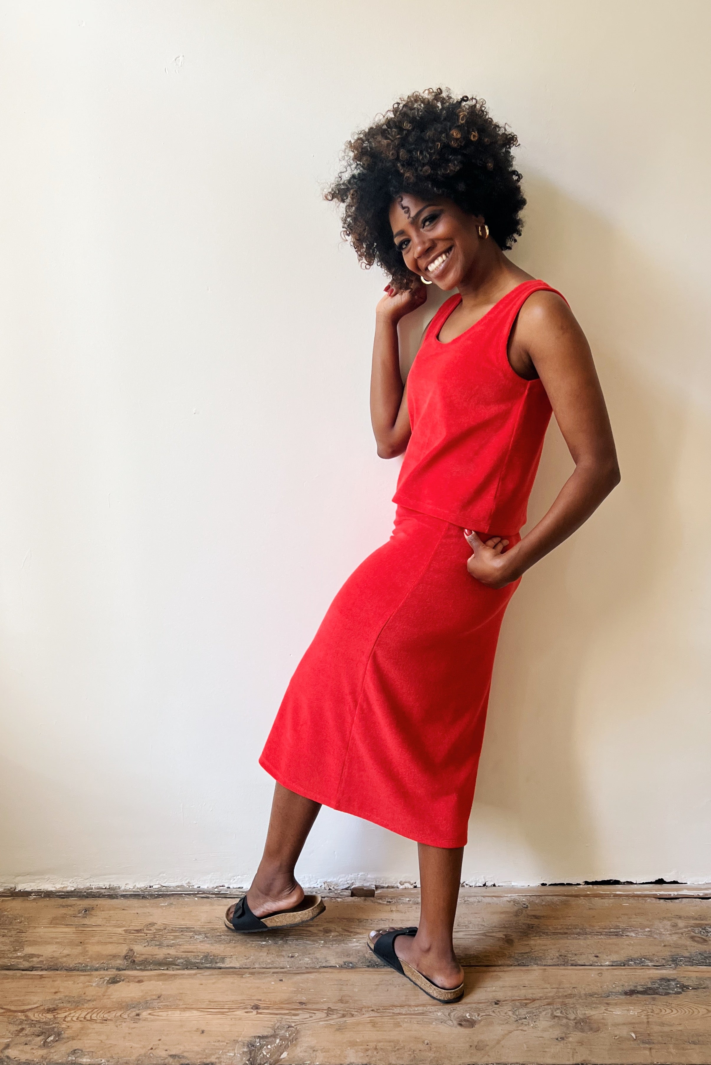 Straight fit midi skirt with an elastic waistband in soft terry fabric.