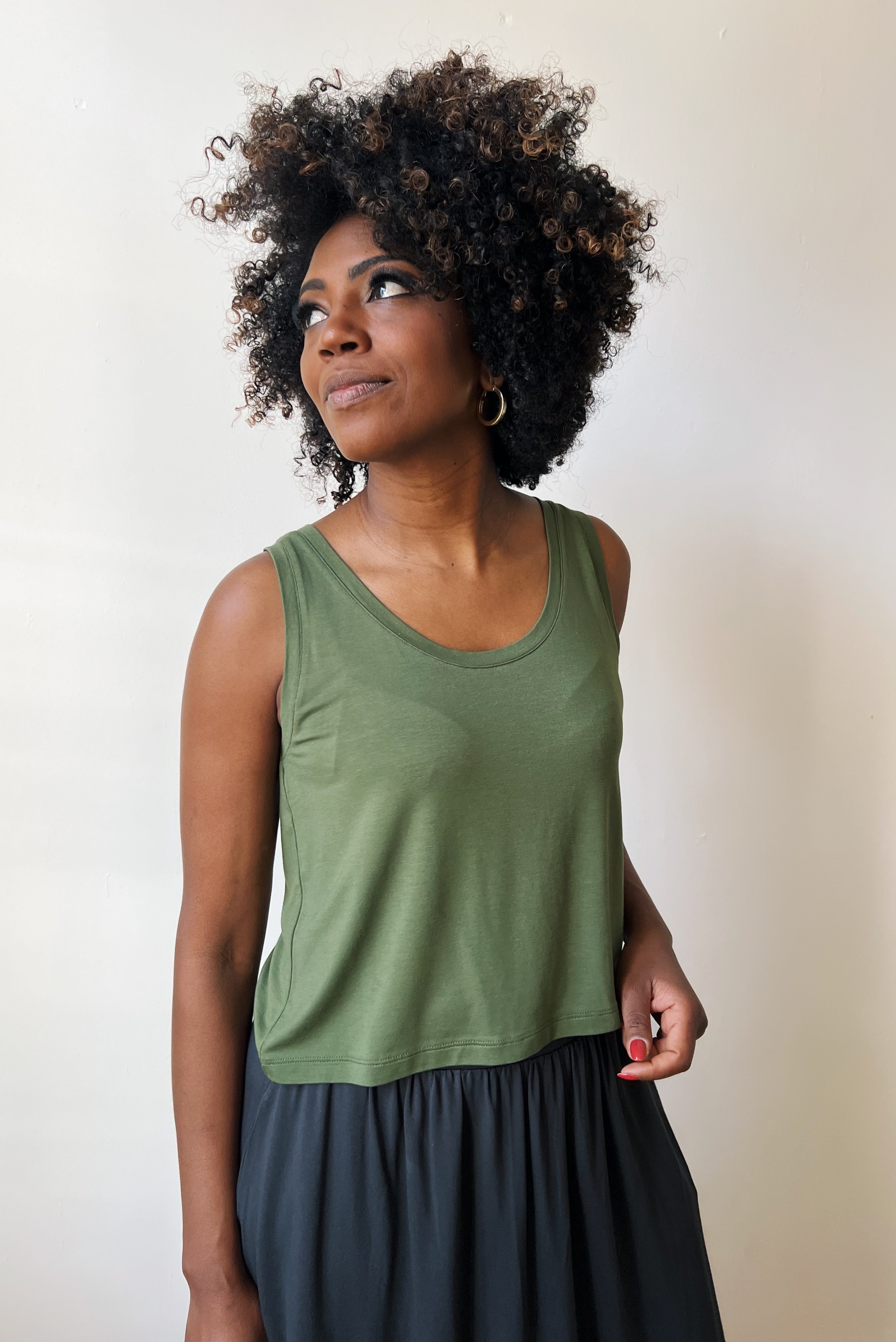 Cropped top in silky viscose with open neck and wide shoulder straps.