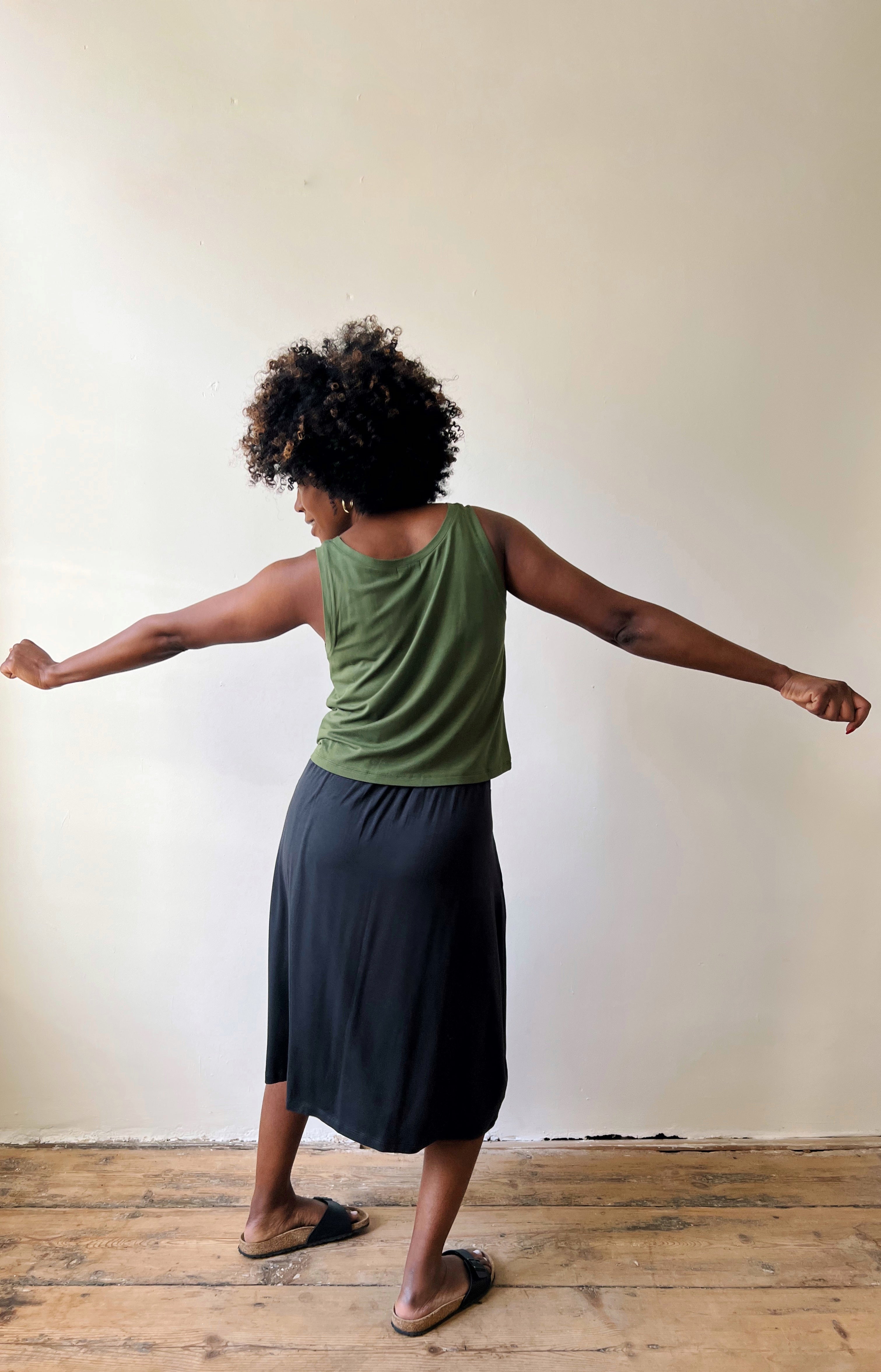 Cropped top in silky viscose with open neck and wide shoulder straps.
