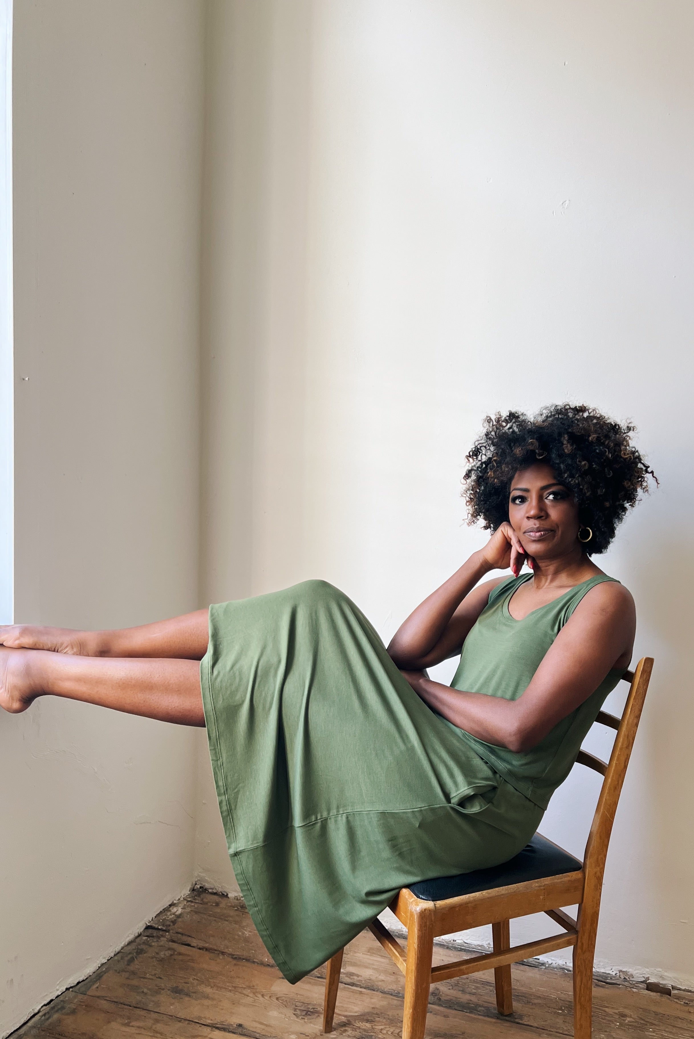 Flowy midi-skirt in silky viscose with an elastic waistband and two side pockets.