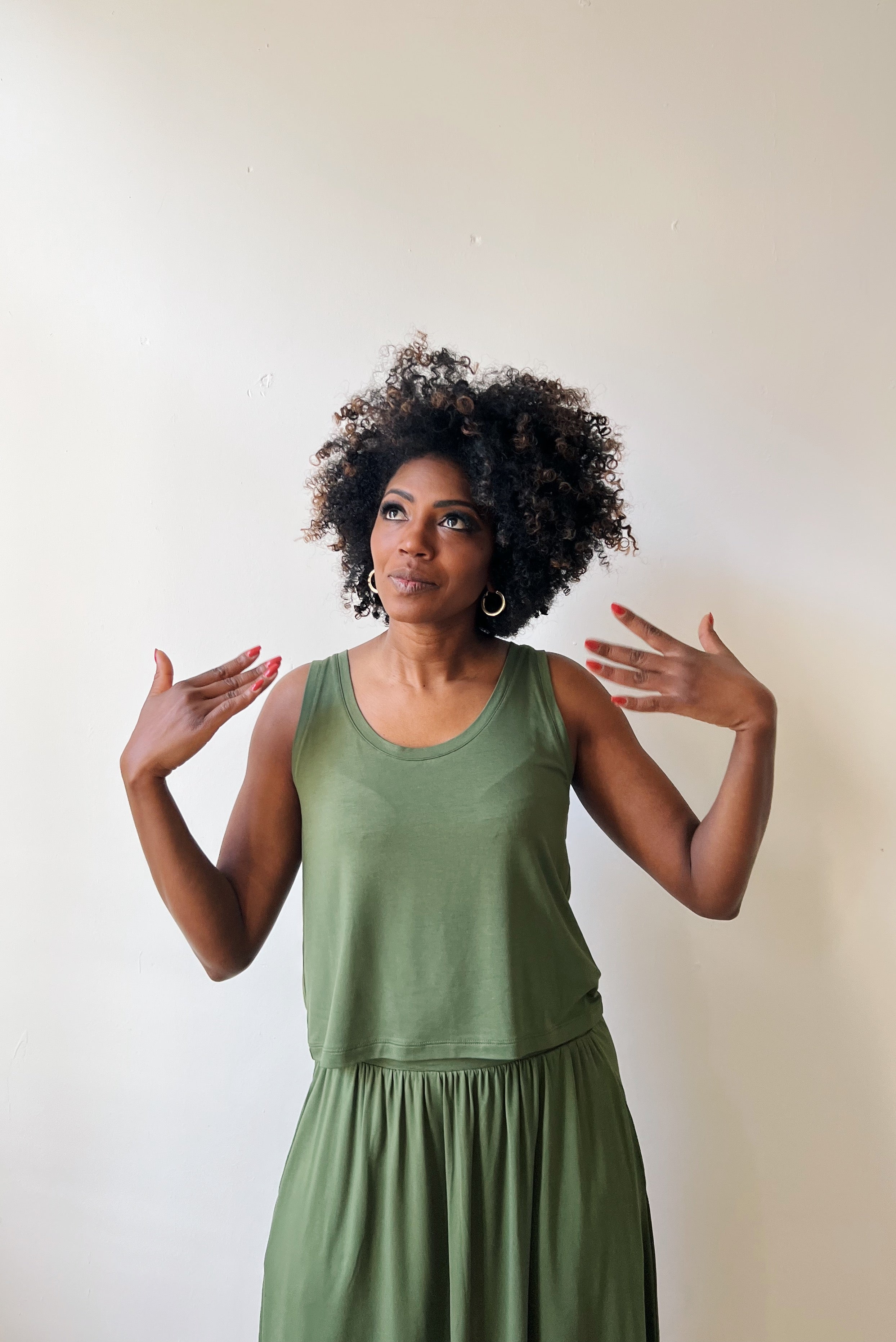 Cropped top in silky viscose with open neck and wide shoulder straps.