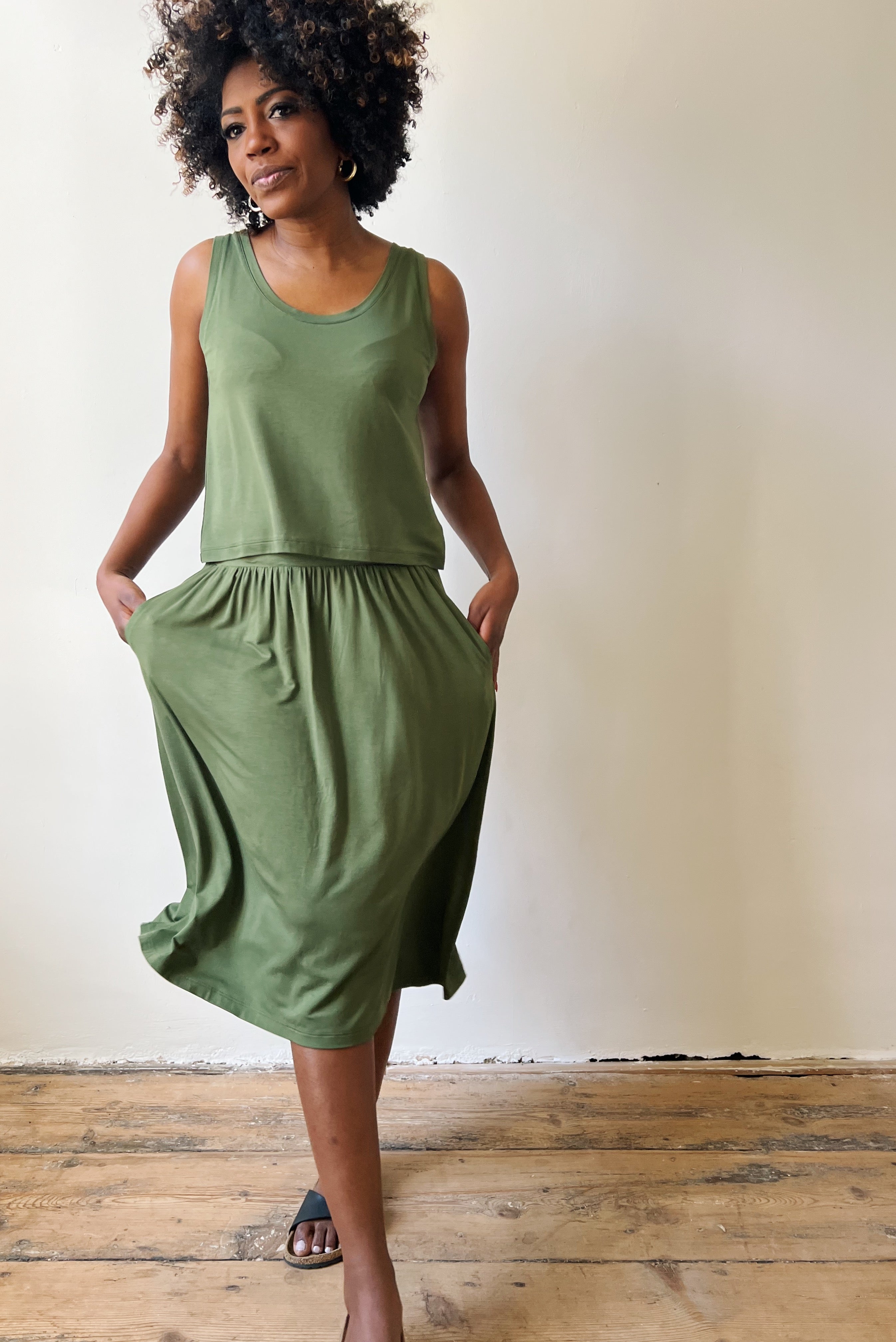 Flowy midi-skirt in silky viscose with an elastic waistband and two side pockets.