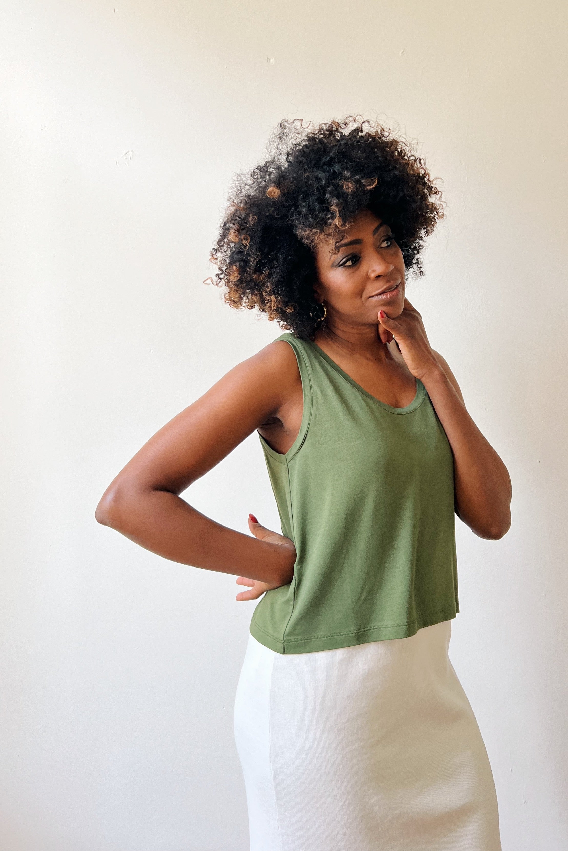 Cropped top in silky viscose with open neck and wide shoulder straps.