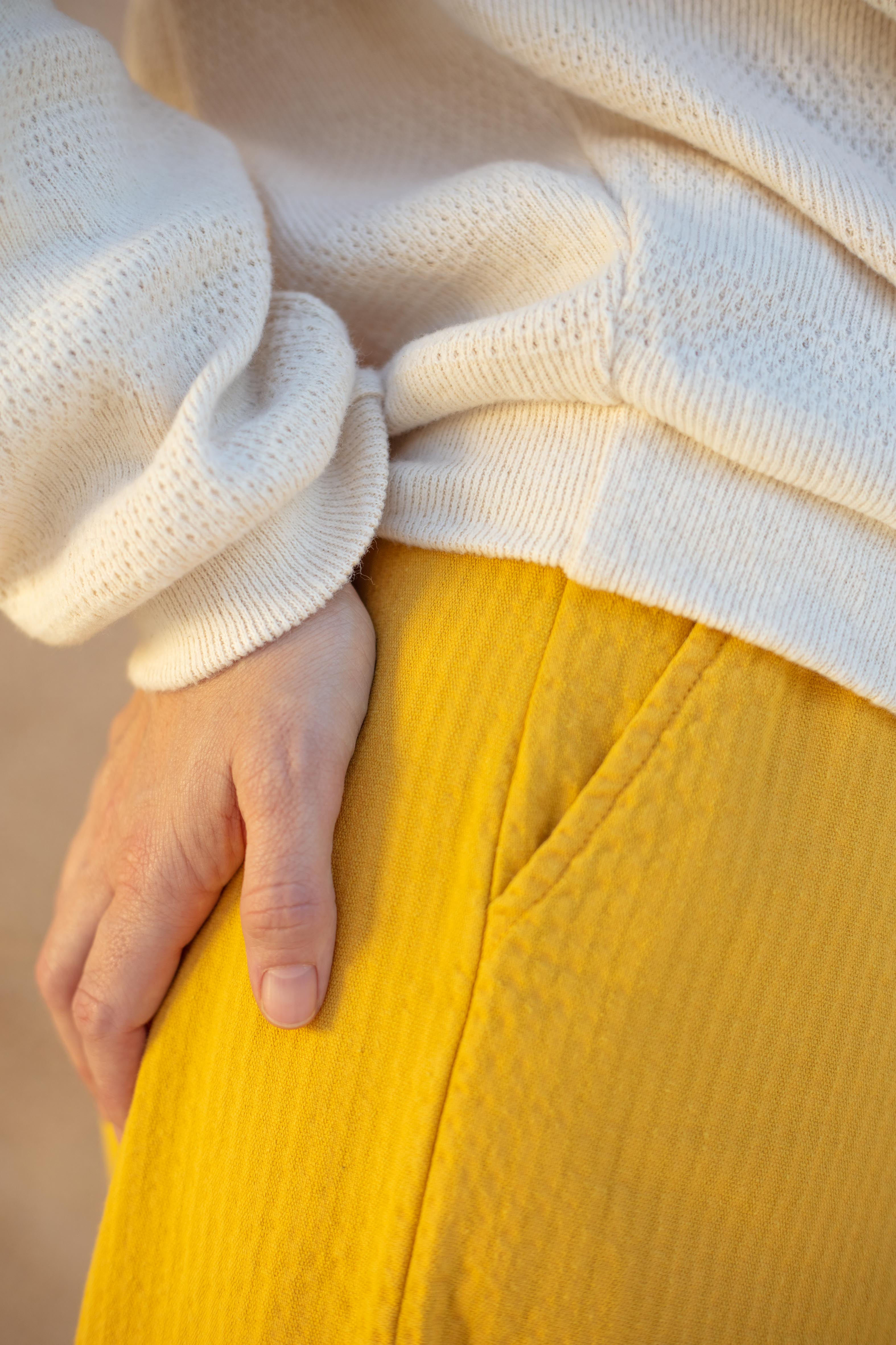 Broek met wijde pijpen met zijzakken en een elastische tailleband in omgekeerde corduroy-stof.