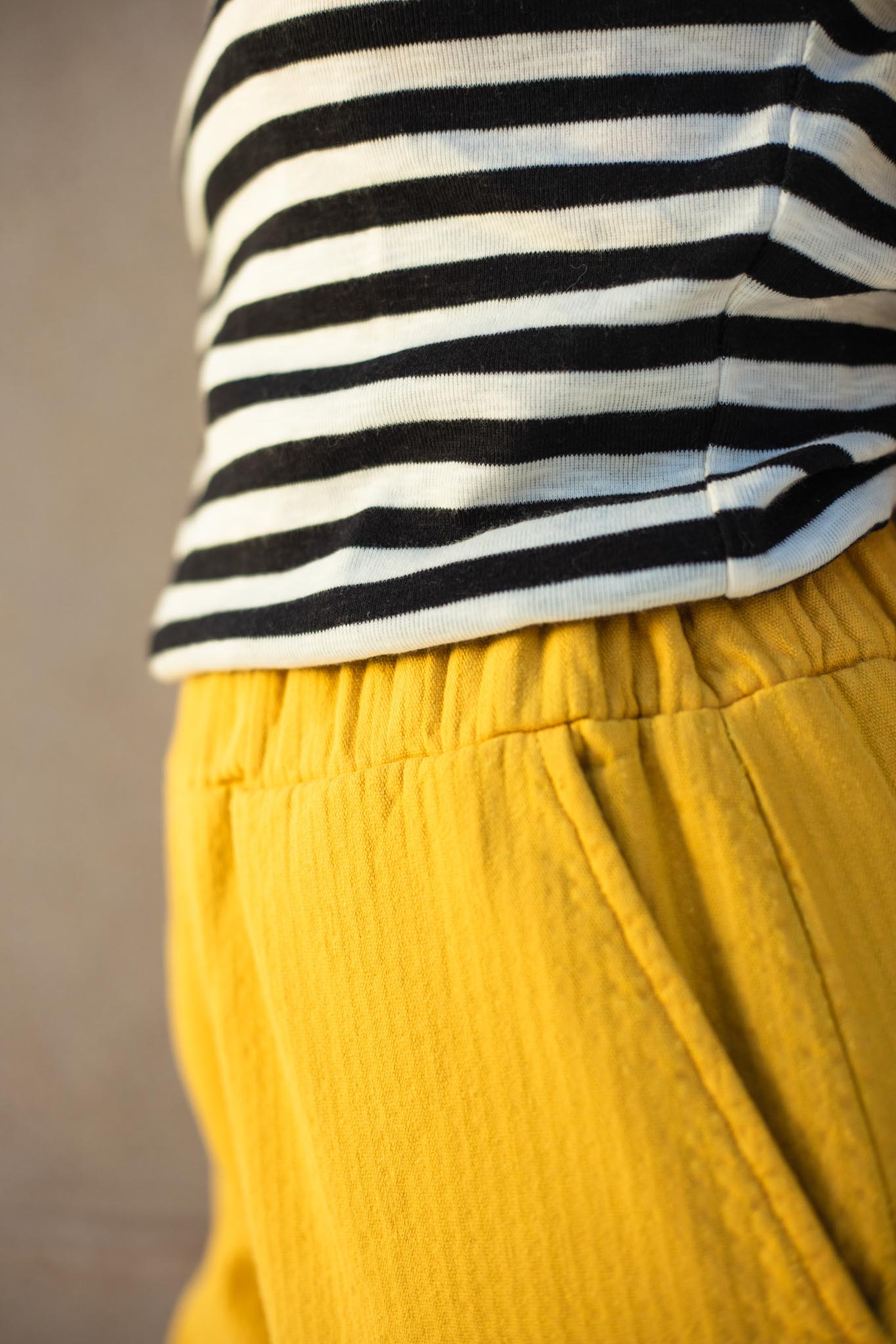 Broek met wijde pijpen met zijzakken en een elastische tailleband in omgekeerde corduroy-stof.