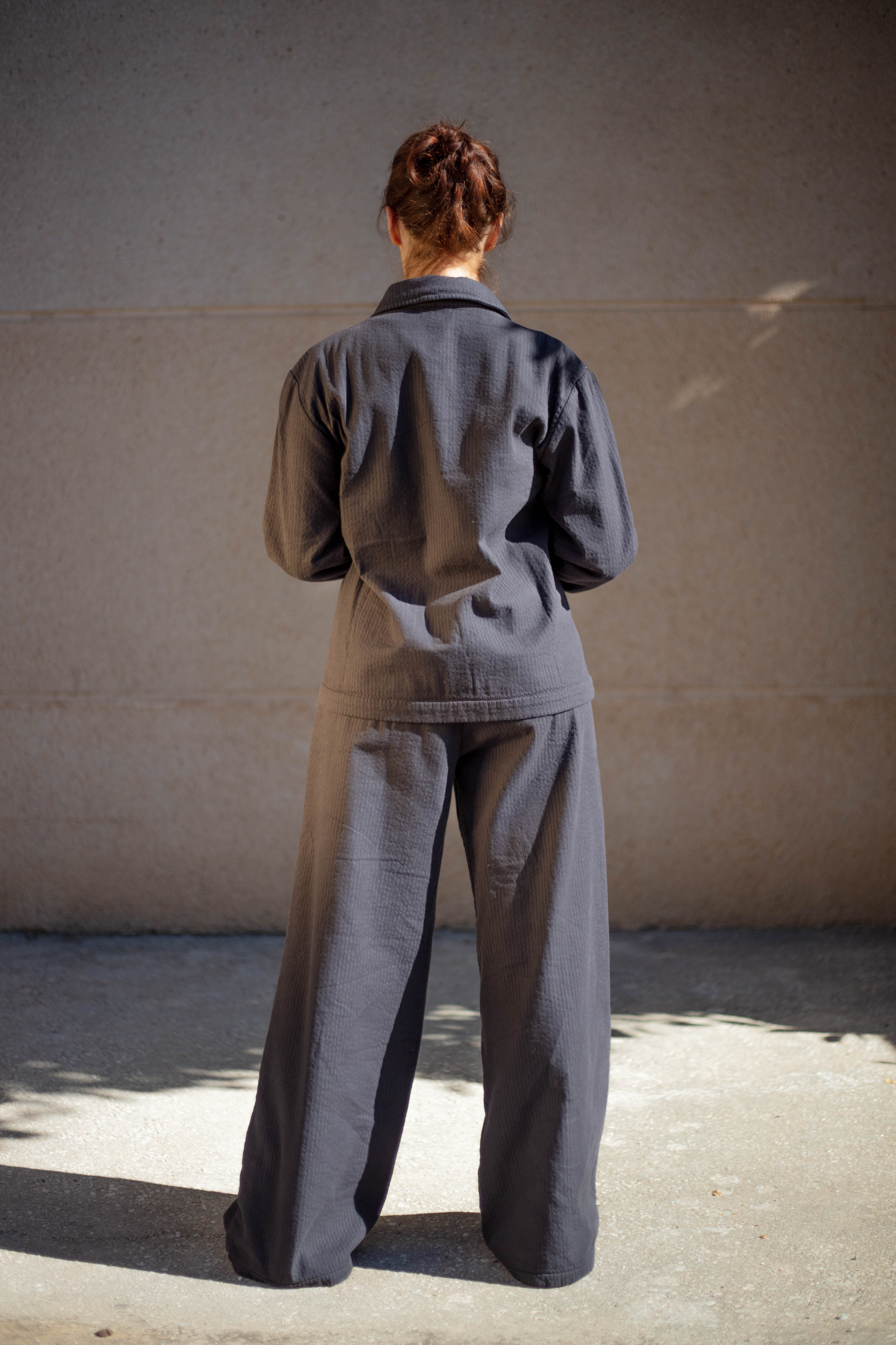 Broek met wijde pijpen met zijzakken en een elastische tailleband in omgekeerde corduroy-stof.