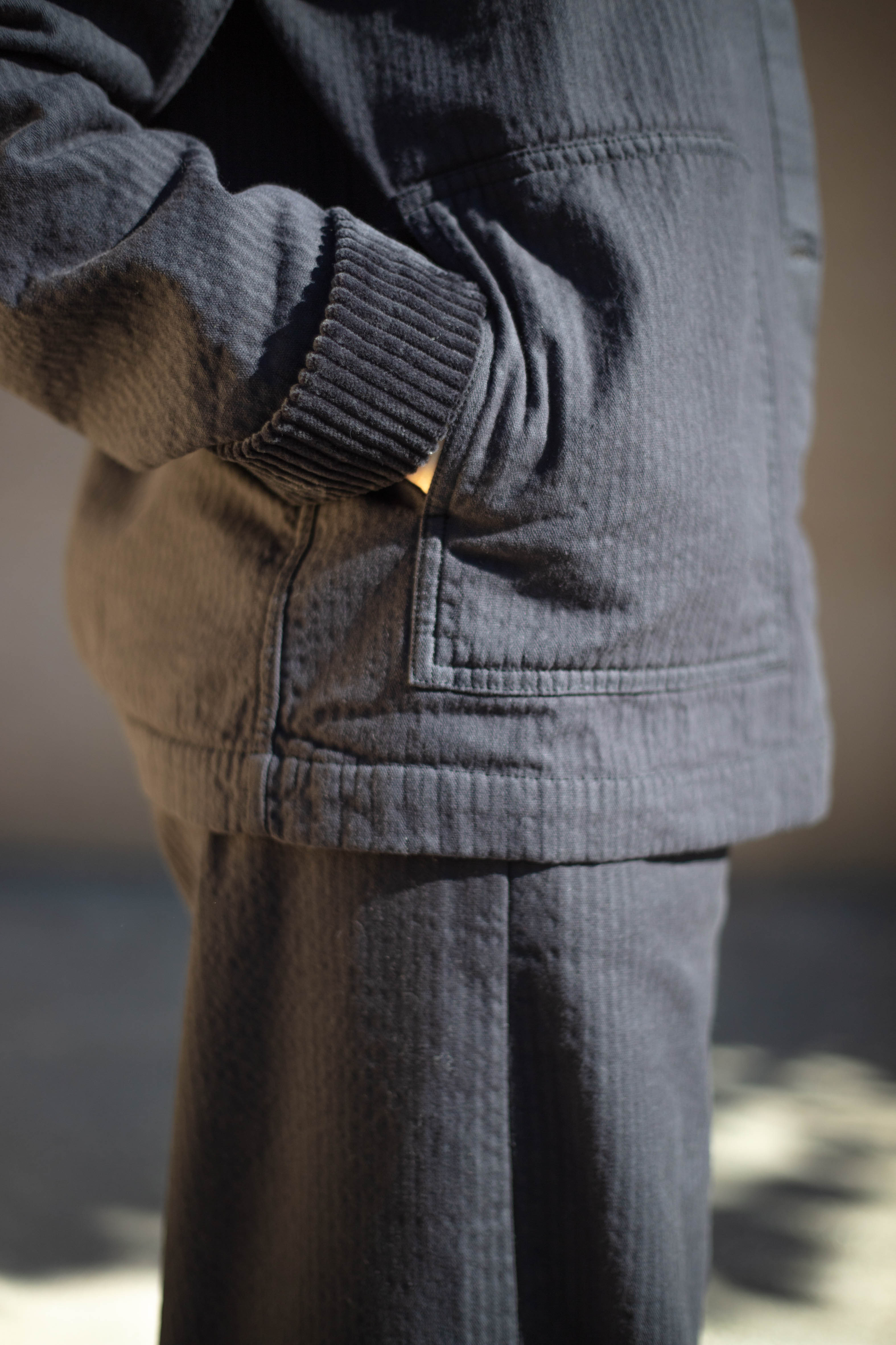 Broek met wijde pijpen met zijzakken en een elastische tailleband in omgekeerde corduroy-stof.