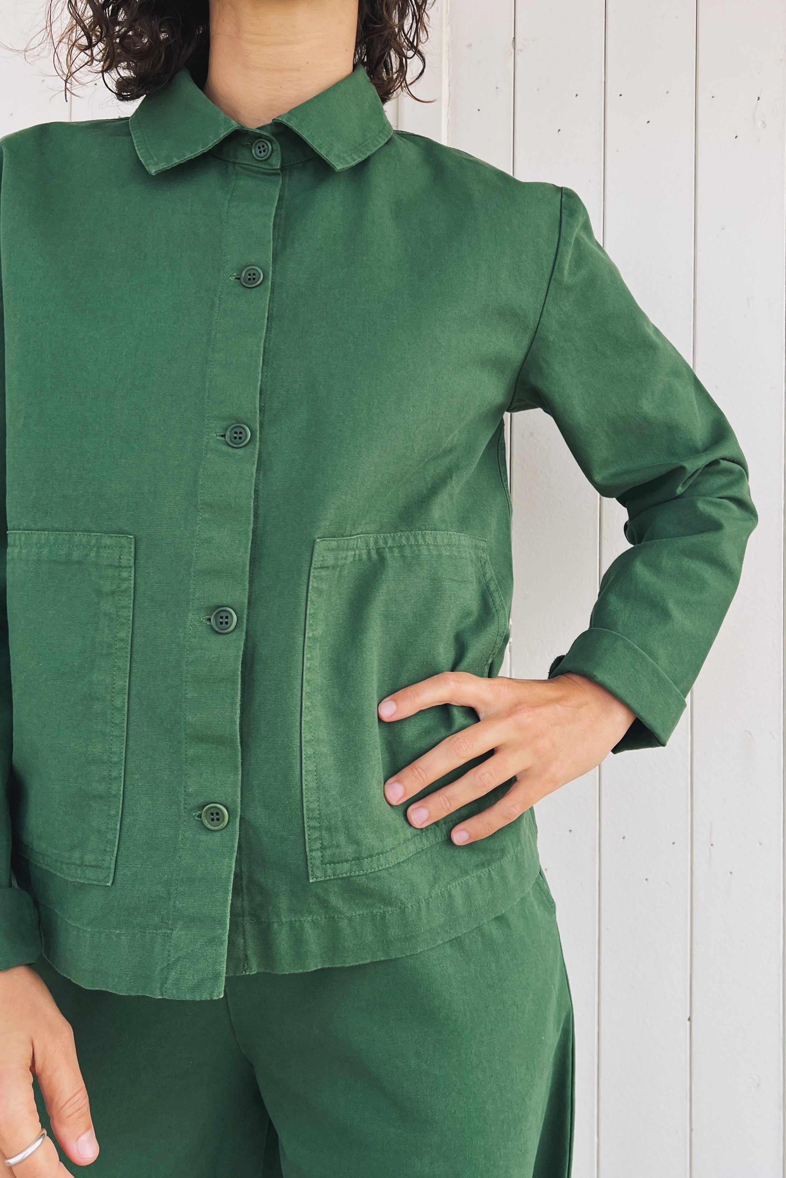 Jacket with a straight fit, collar, and button closure. It has large patch pockets at the front.