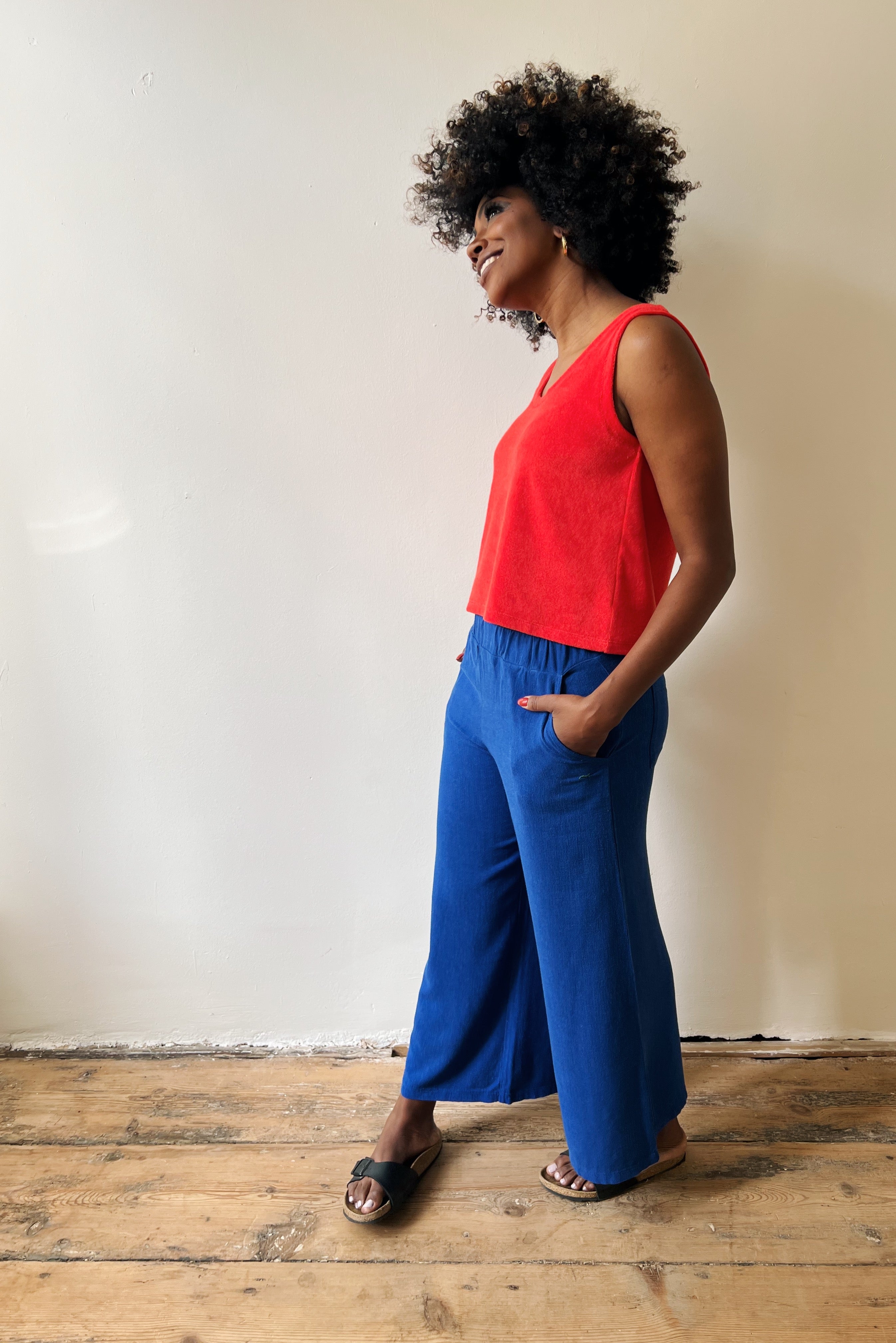 Wide legged 7/8 pants in viscose and linnen, with side and back pockets and elastic waistband.