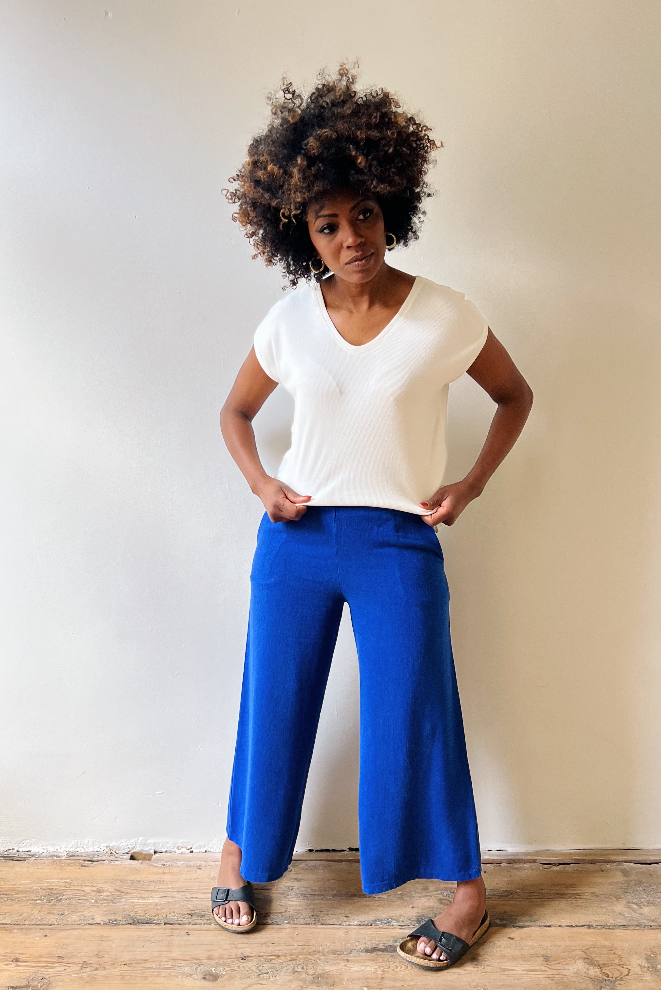 Wide legged 7/8 pants in viscose and linnen, with side and back pockets and elastic waistband.