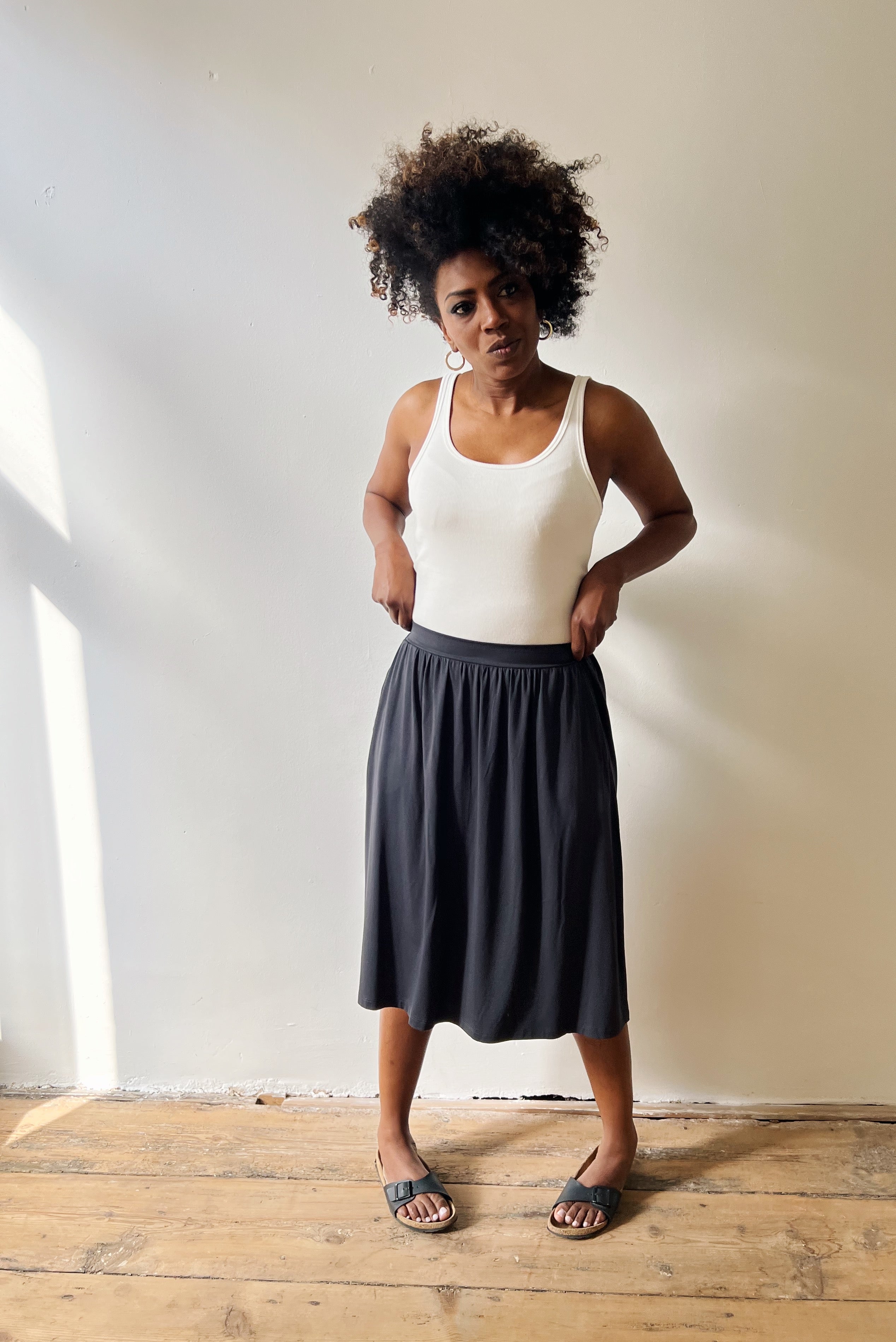 Flowy midi-skirt in silky viscose with an elastic waistband and two side pockets.