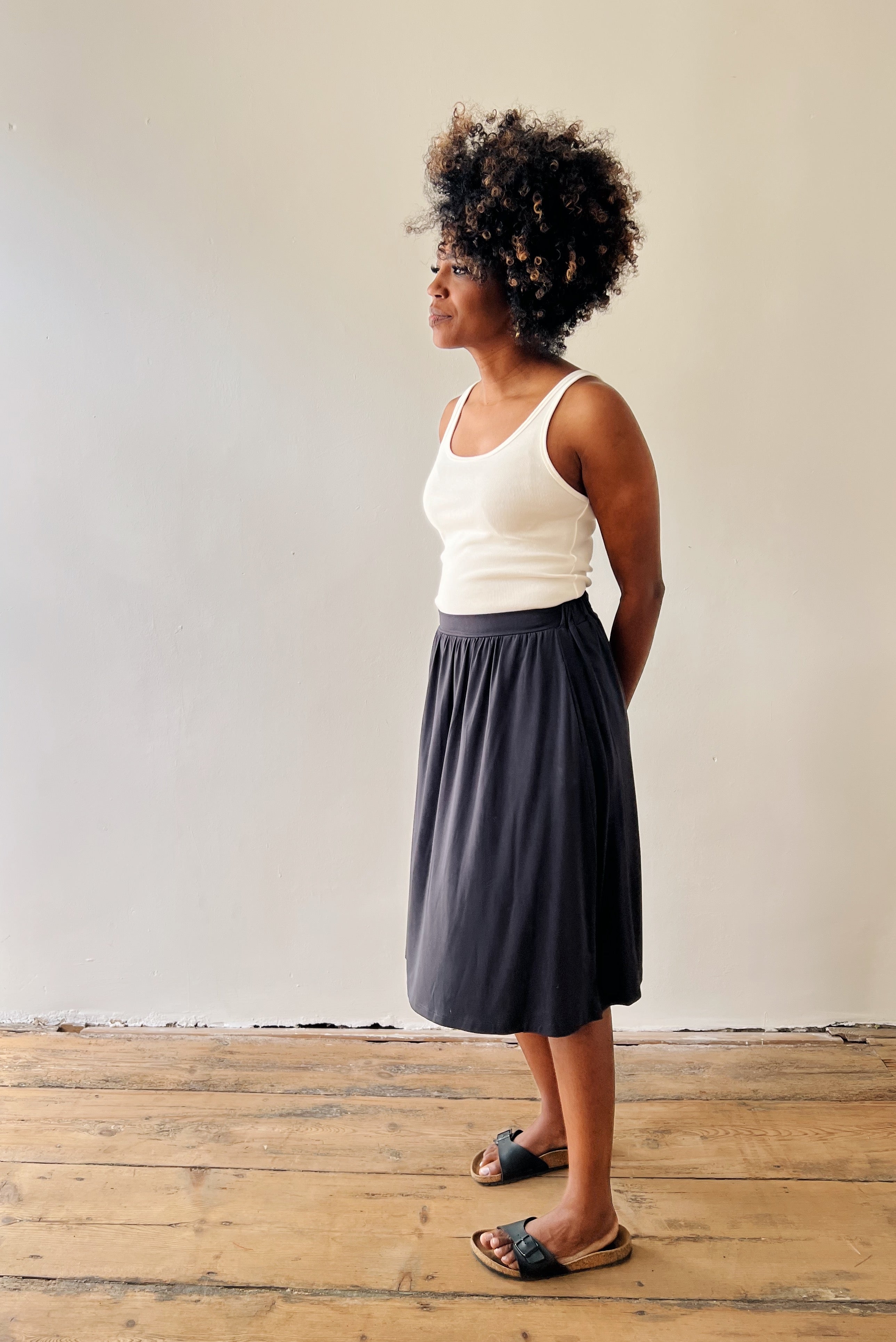 Flowy midi-skirt in silky viscose with an elastic waistband and two side pockets.