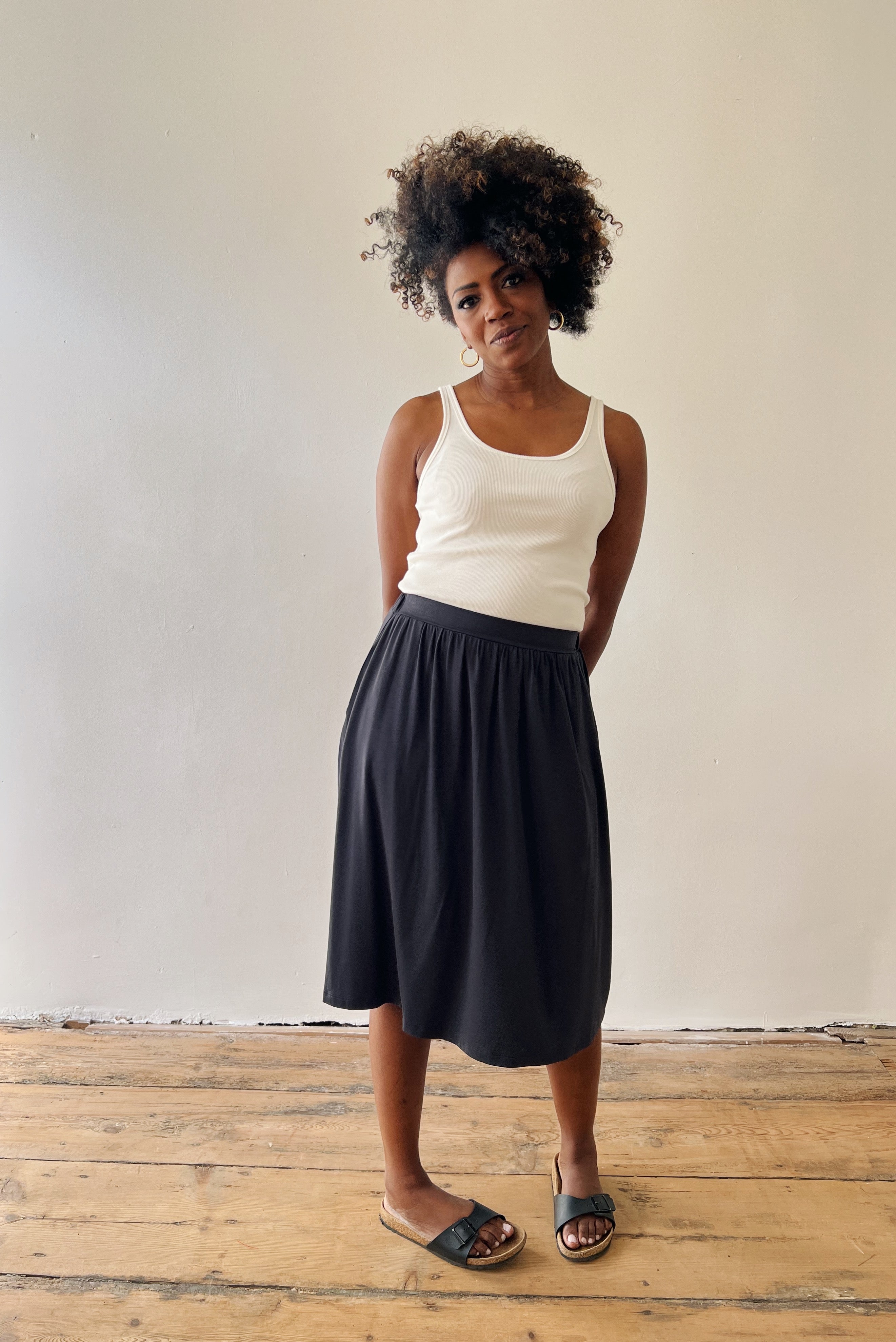 Flowy midi-skirt in silky viscose with an elastic waistband and two side pockets.