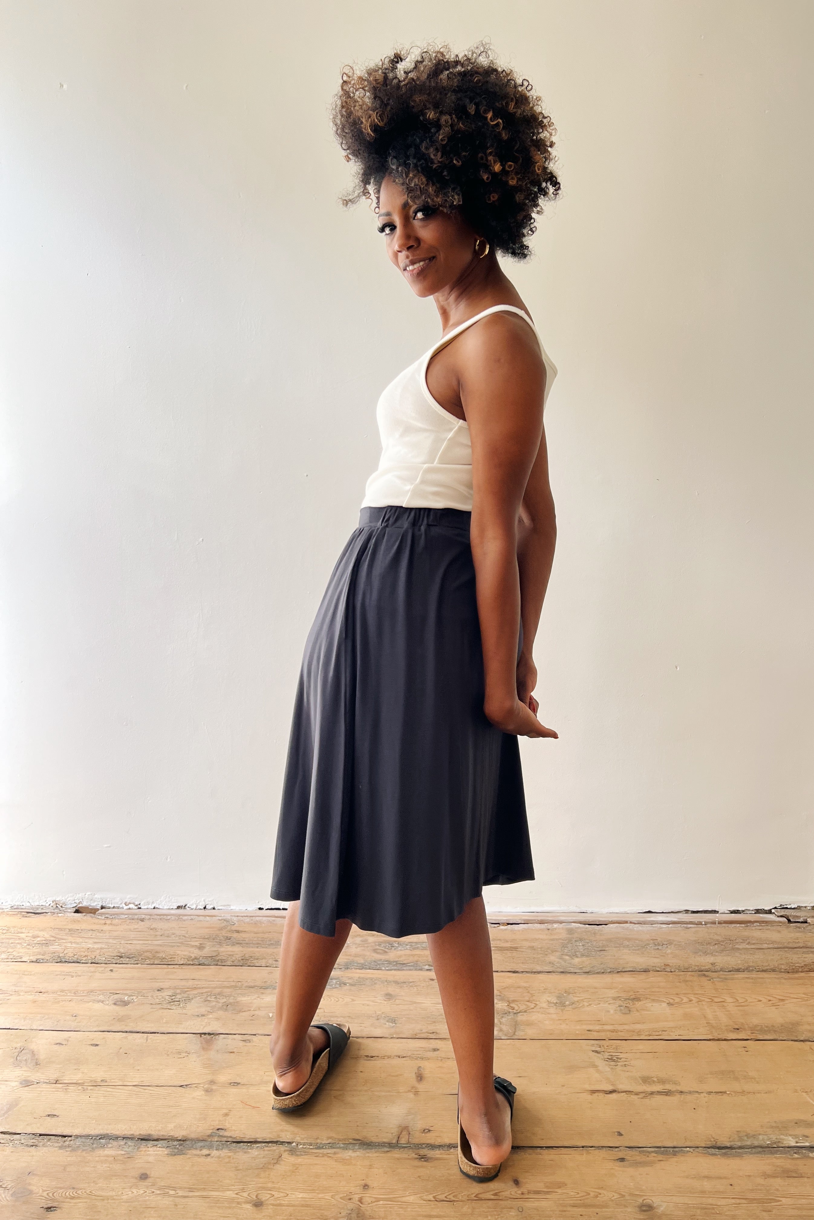 Flowy midi-skirt in silky viscose with an elastic waistband and two side pockets.