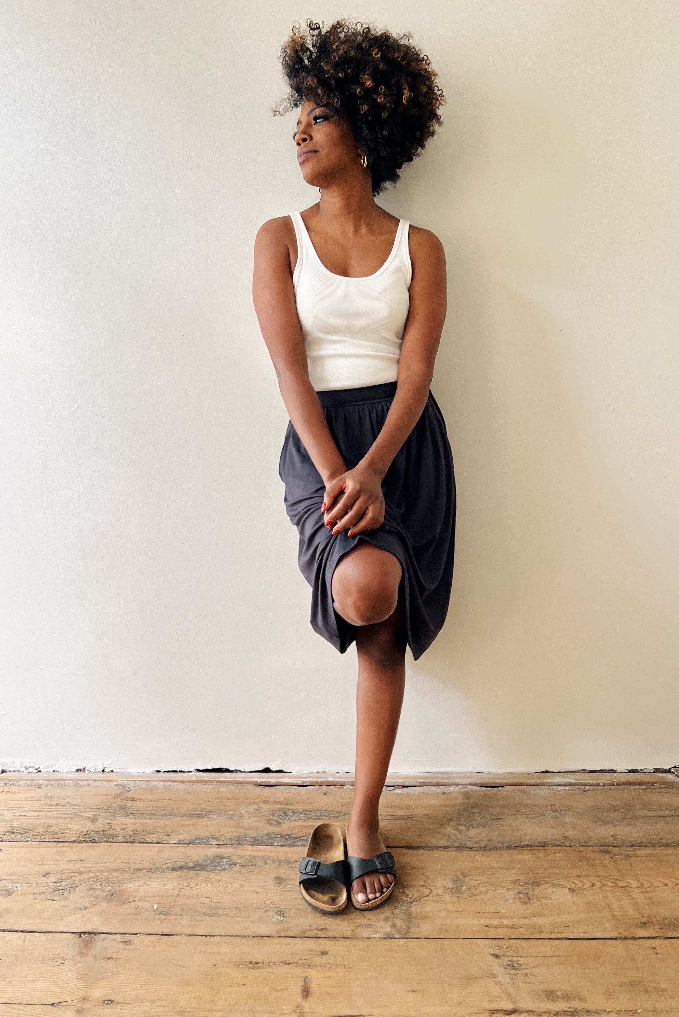 Flowy midi-skirt in silky viscose with an elastic waistband and two side pockets.