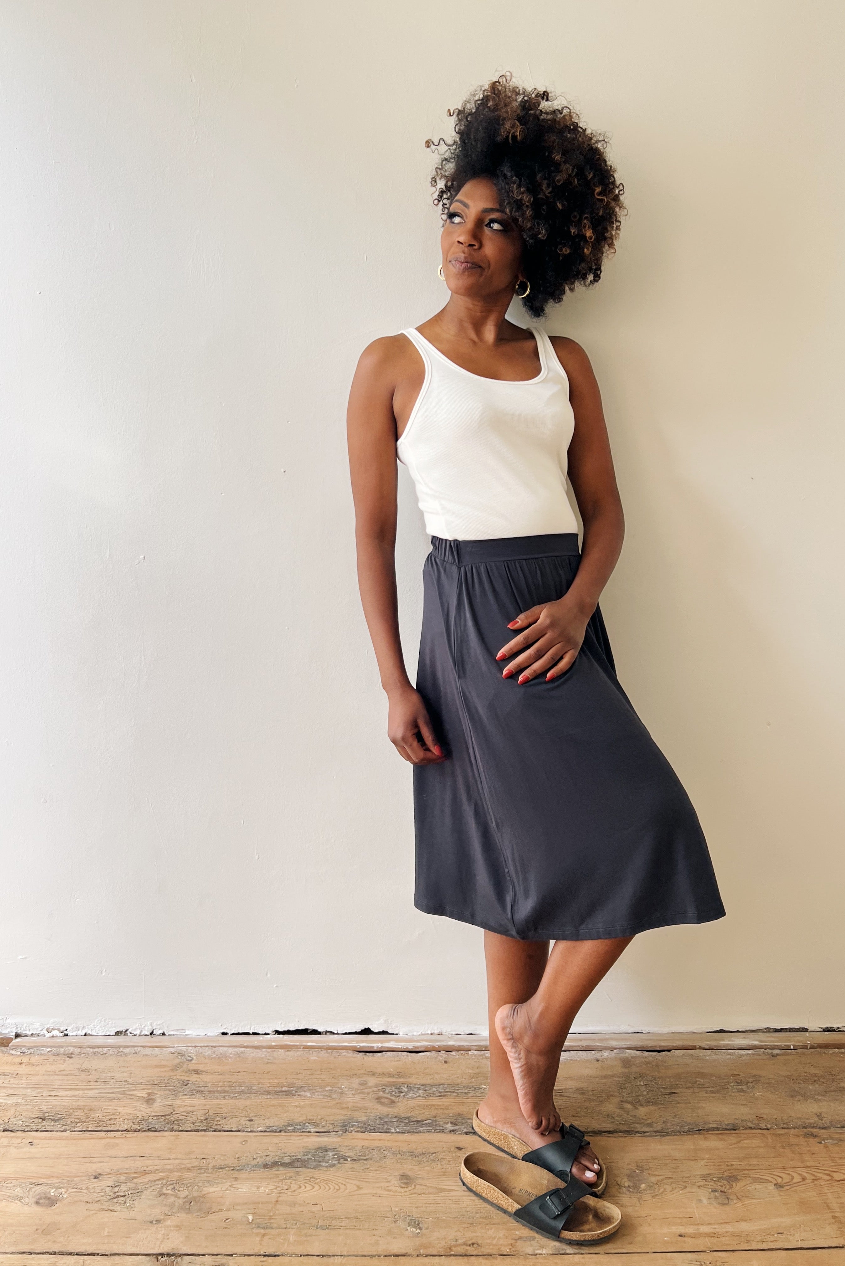 Flowy midi-skirt in silky viscose with an elastic waistband and two side pockets.