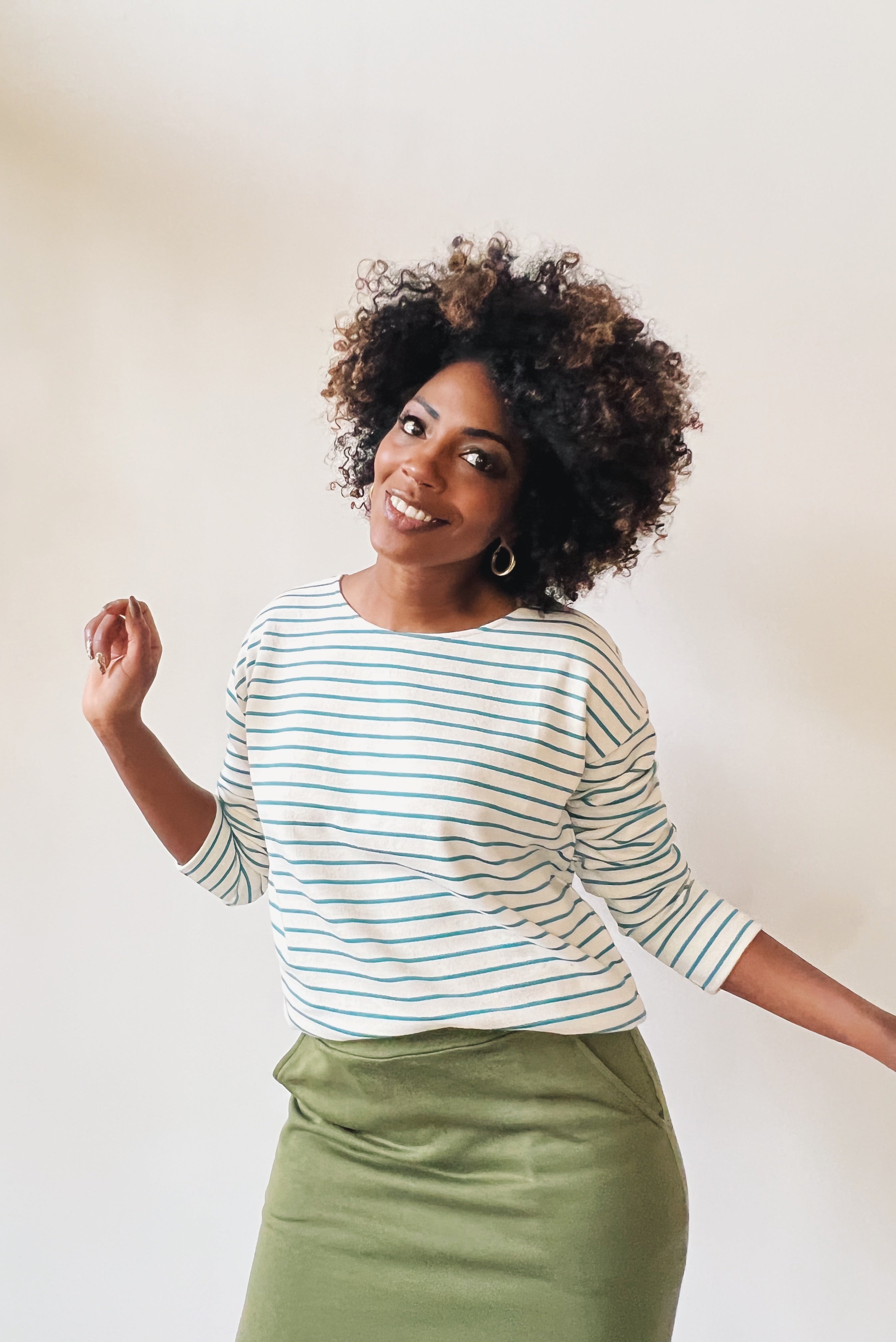 Sweatshirt in striped knitted jersey. It has long sleeves, with a lowered shoulder seam and a round neck line. This sweatshirt has a straight loose fit.