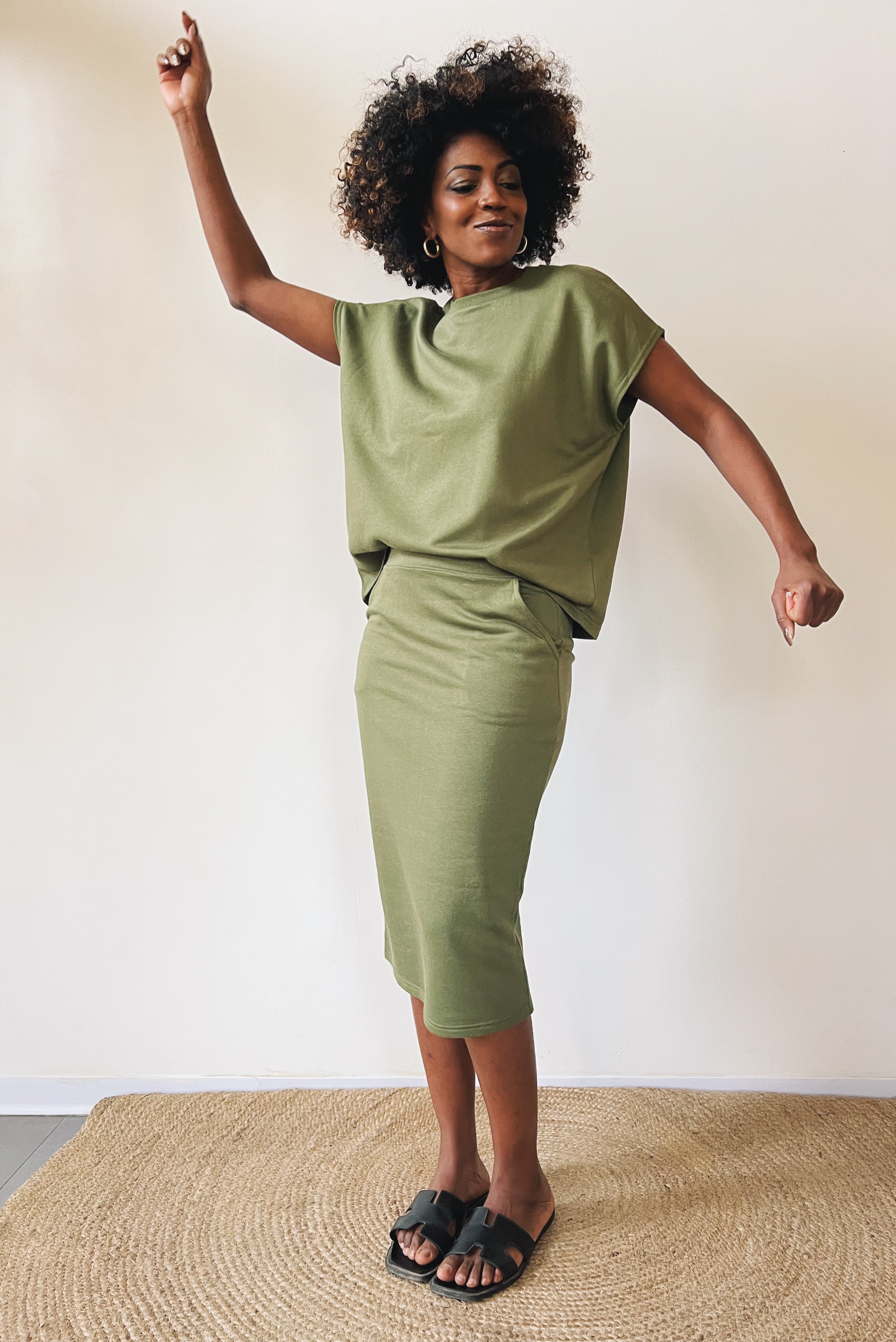 Midi pencil skirt in soft jersey with 2 side pockets and an elastic waist.