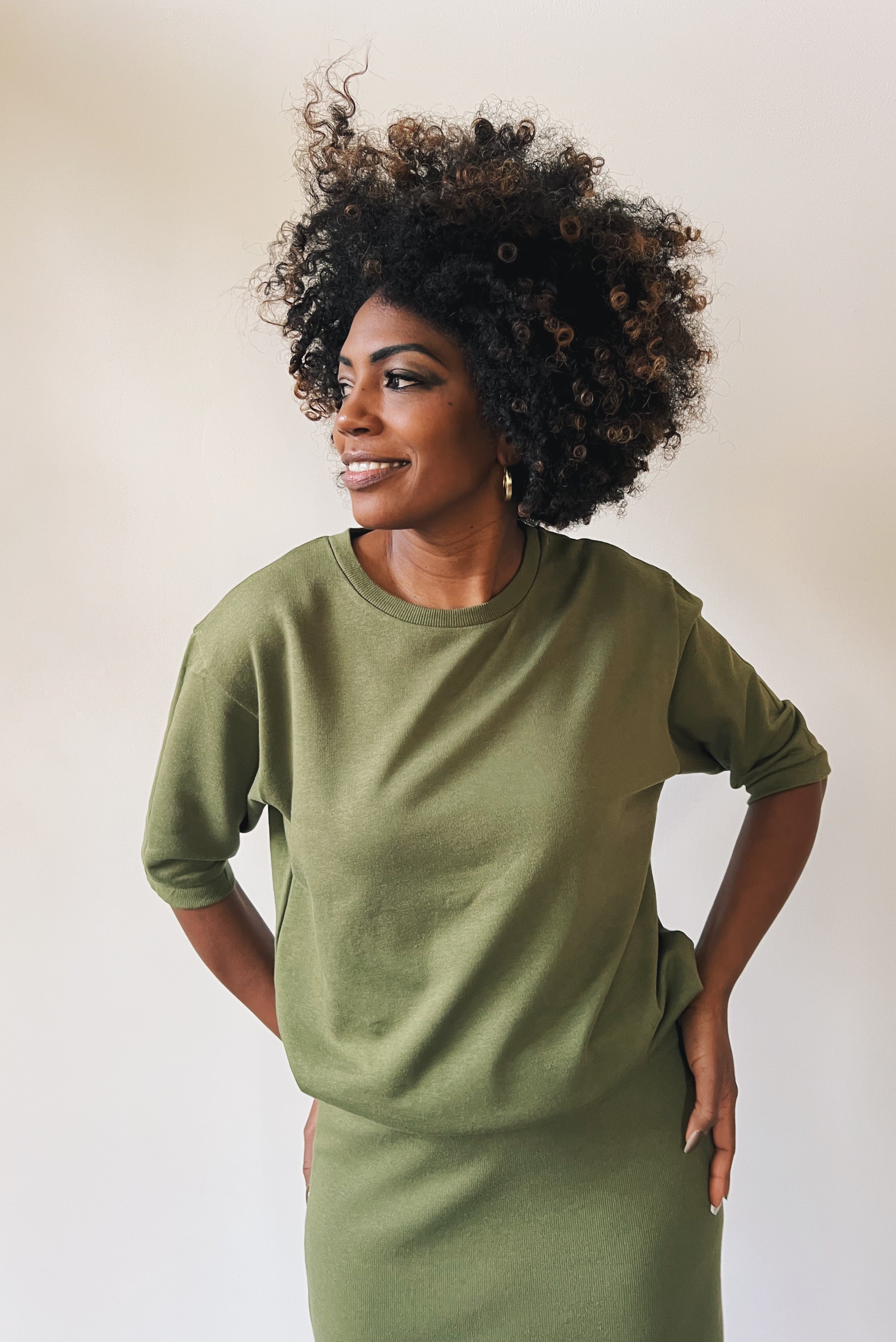 Midsleeve sweater with a round neckline, 1/2 sleeves with ribbed cuffs, and a loose fit. Finished with a ribbed waistband.