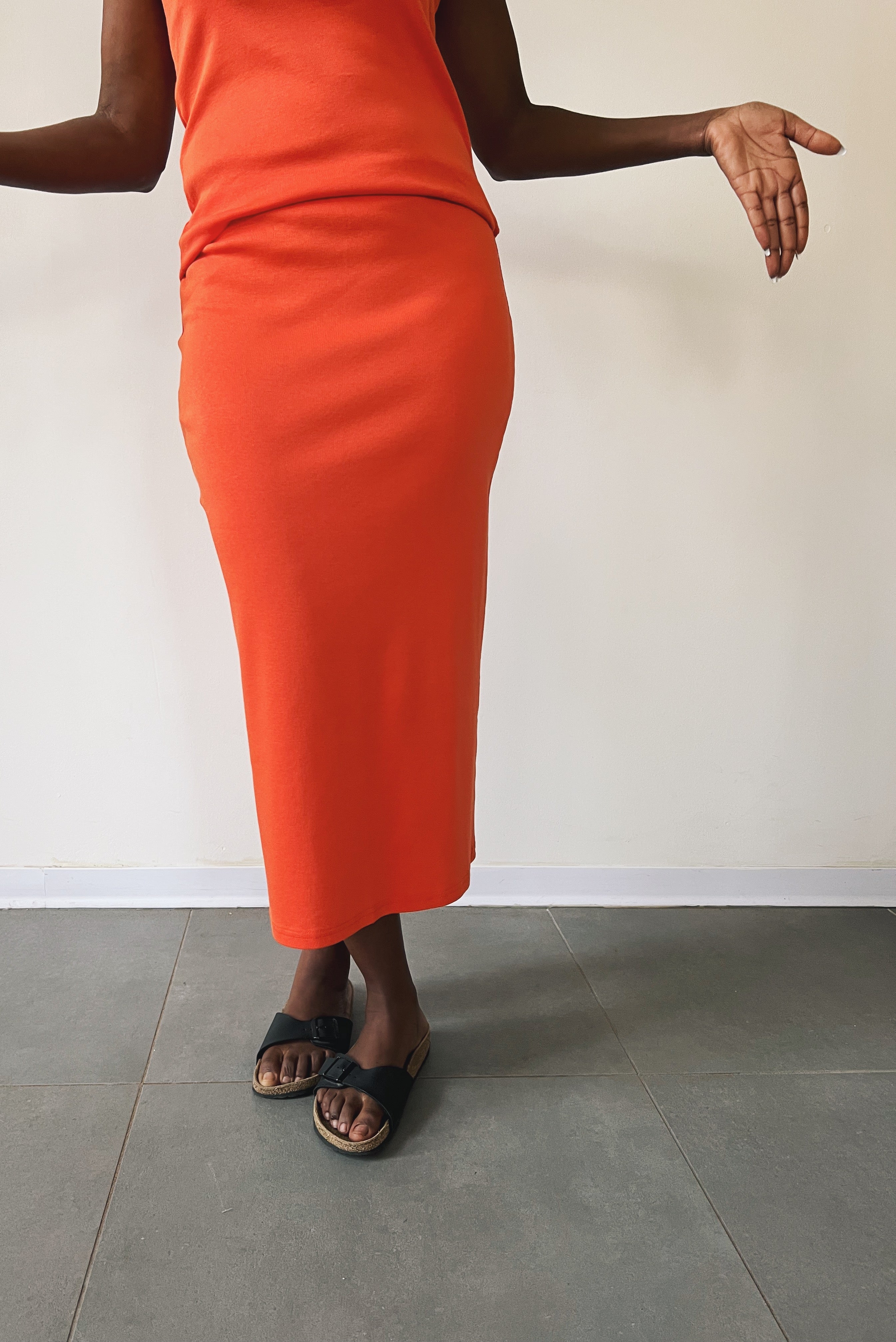 Straight fit midi skirt with an elastic waistband in soft rib.